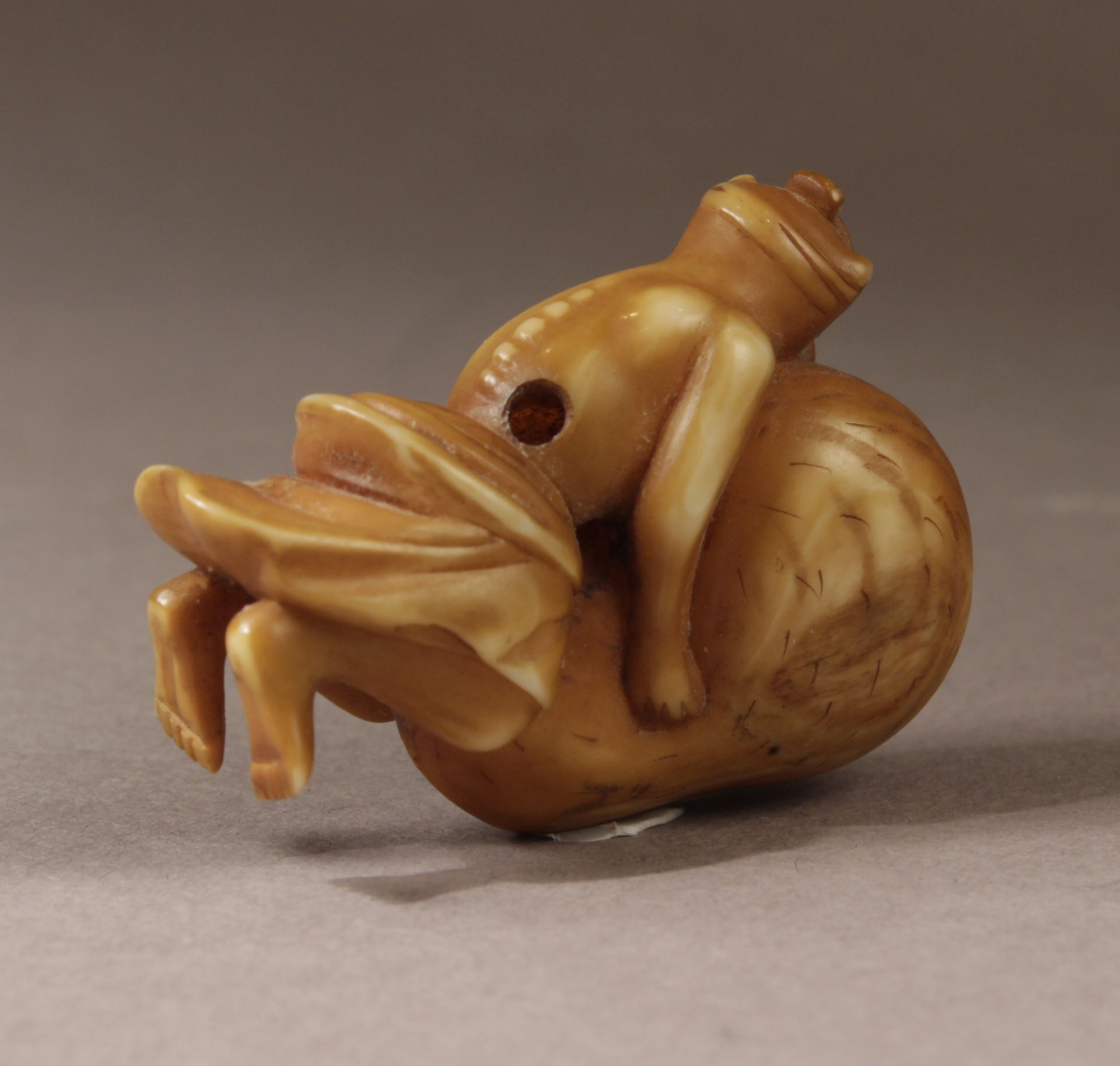 A mid 19th century Japanese netsuke from Edo period - Image 4 of 5