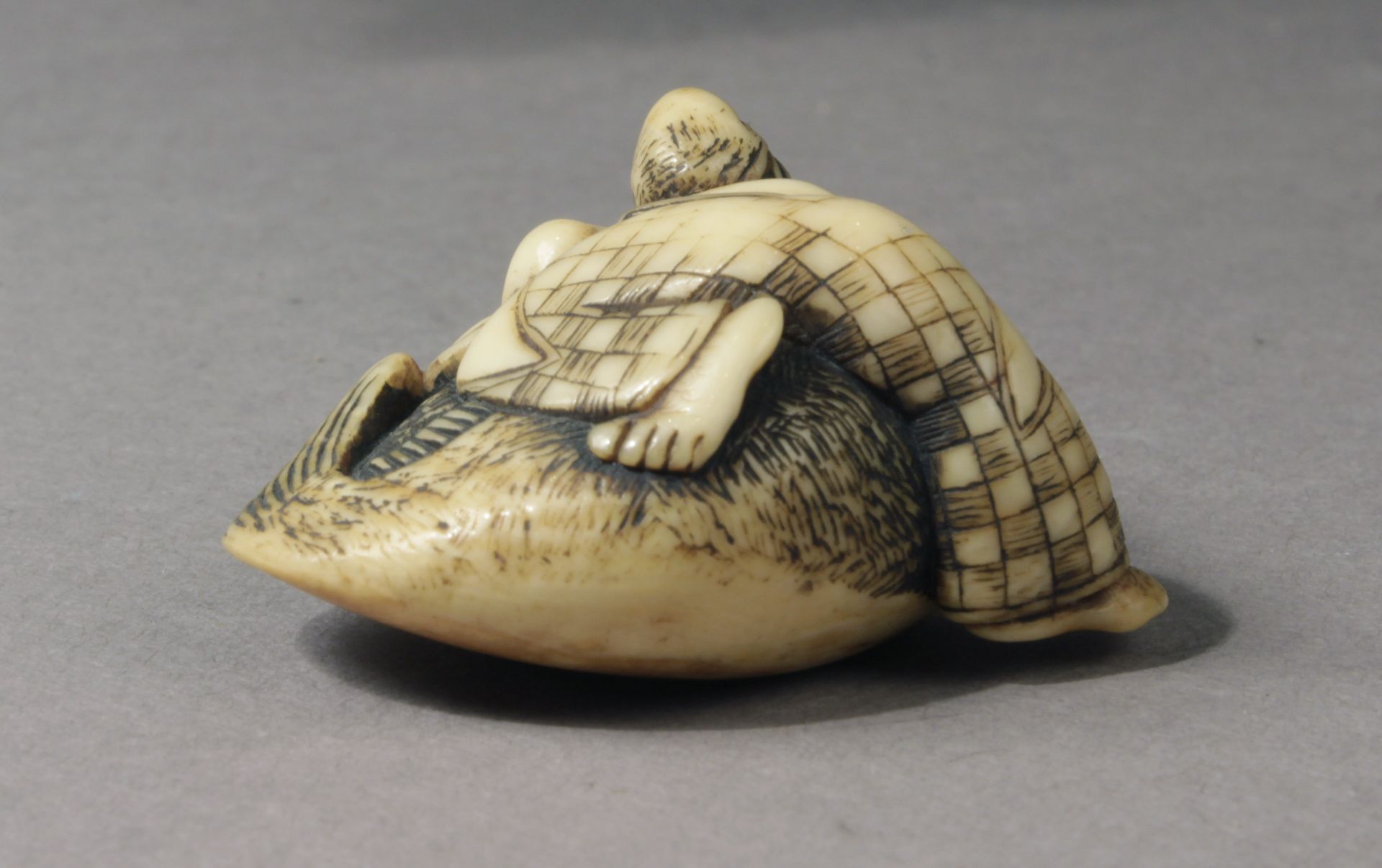 A late 18th century Japanese netsuke from Edo period - Image 3 of 4