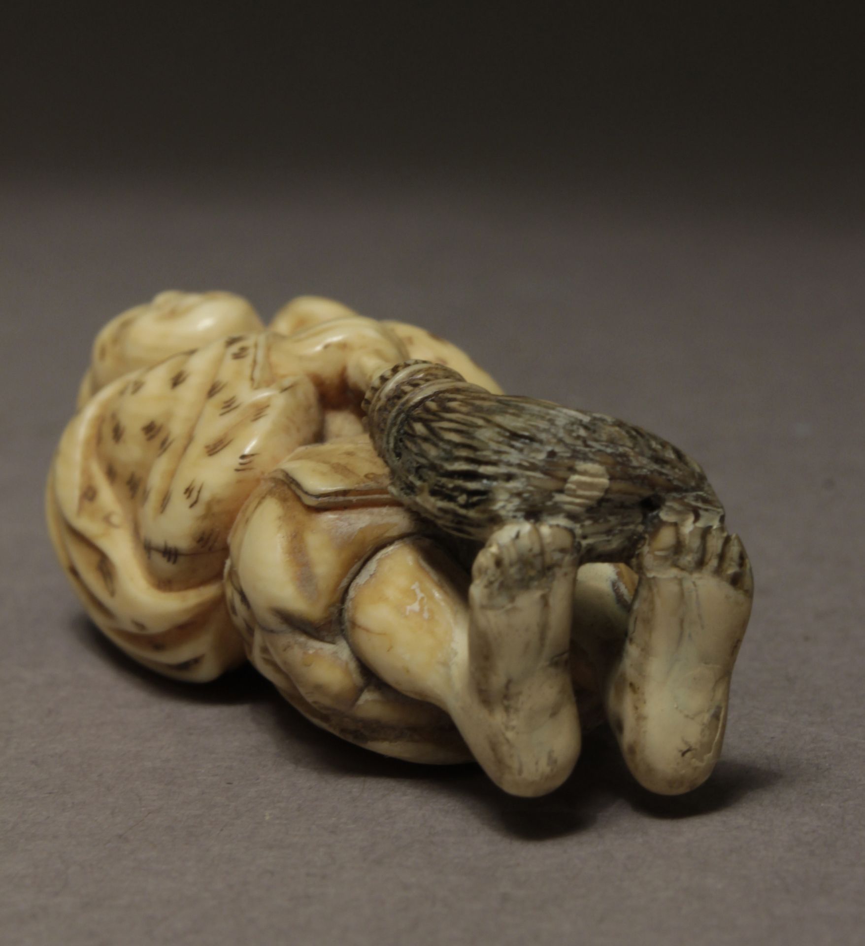 A mid 19th century netsuke from Edo period. Signed Tomonobu - Image 7 of 7