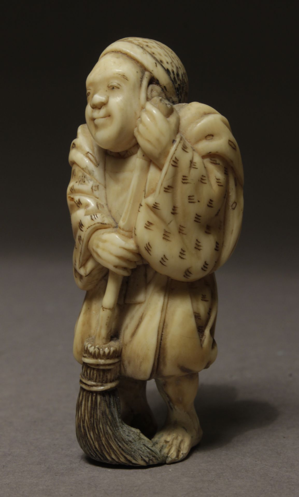 A mid 19th century netsuke from Edo period. Signed Tomonobu - Image 2 of 7