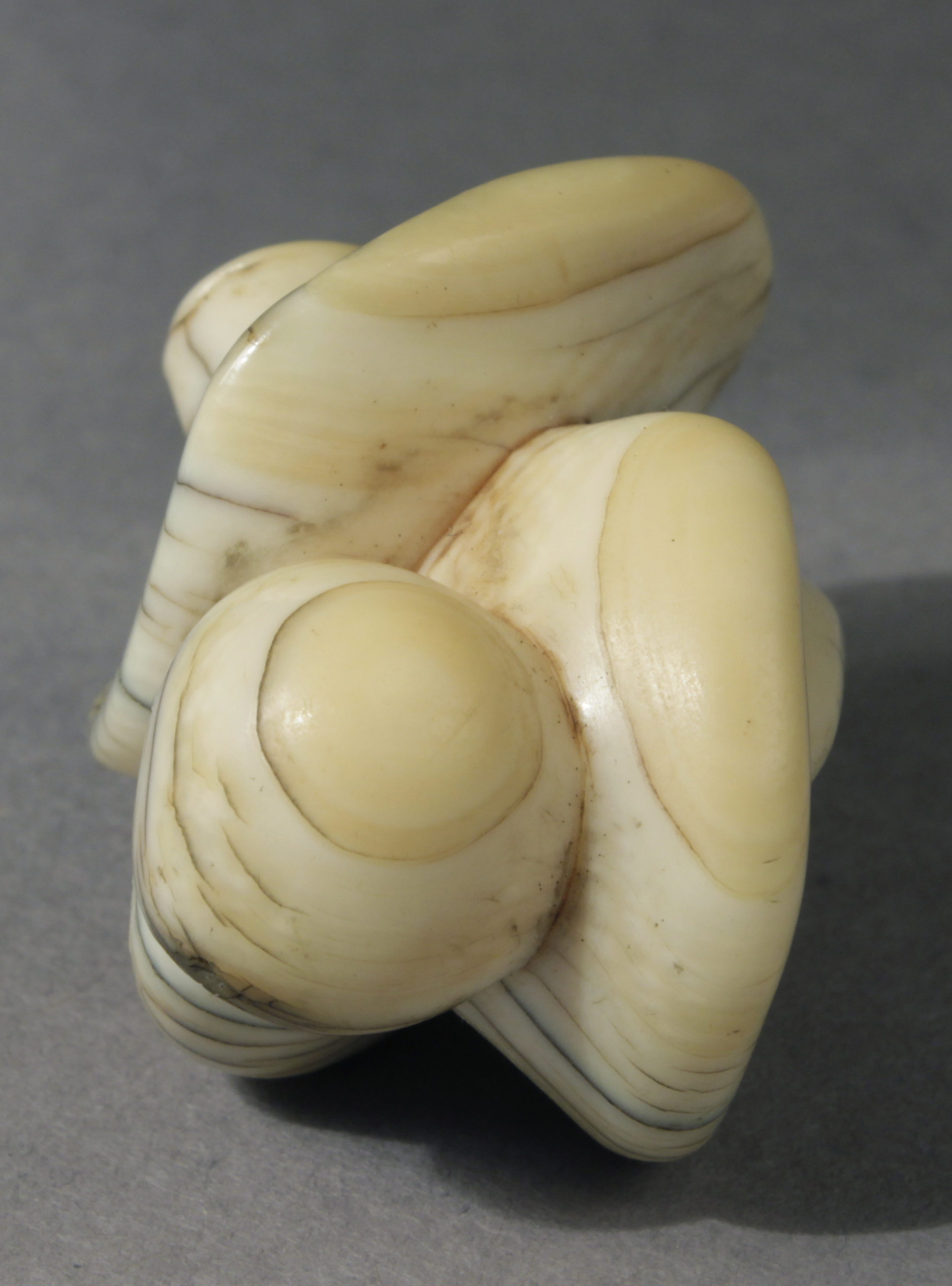 A Japanese netsuke from Edo period circa 1800 - Image 5 of 5