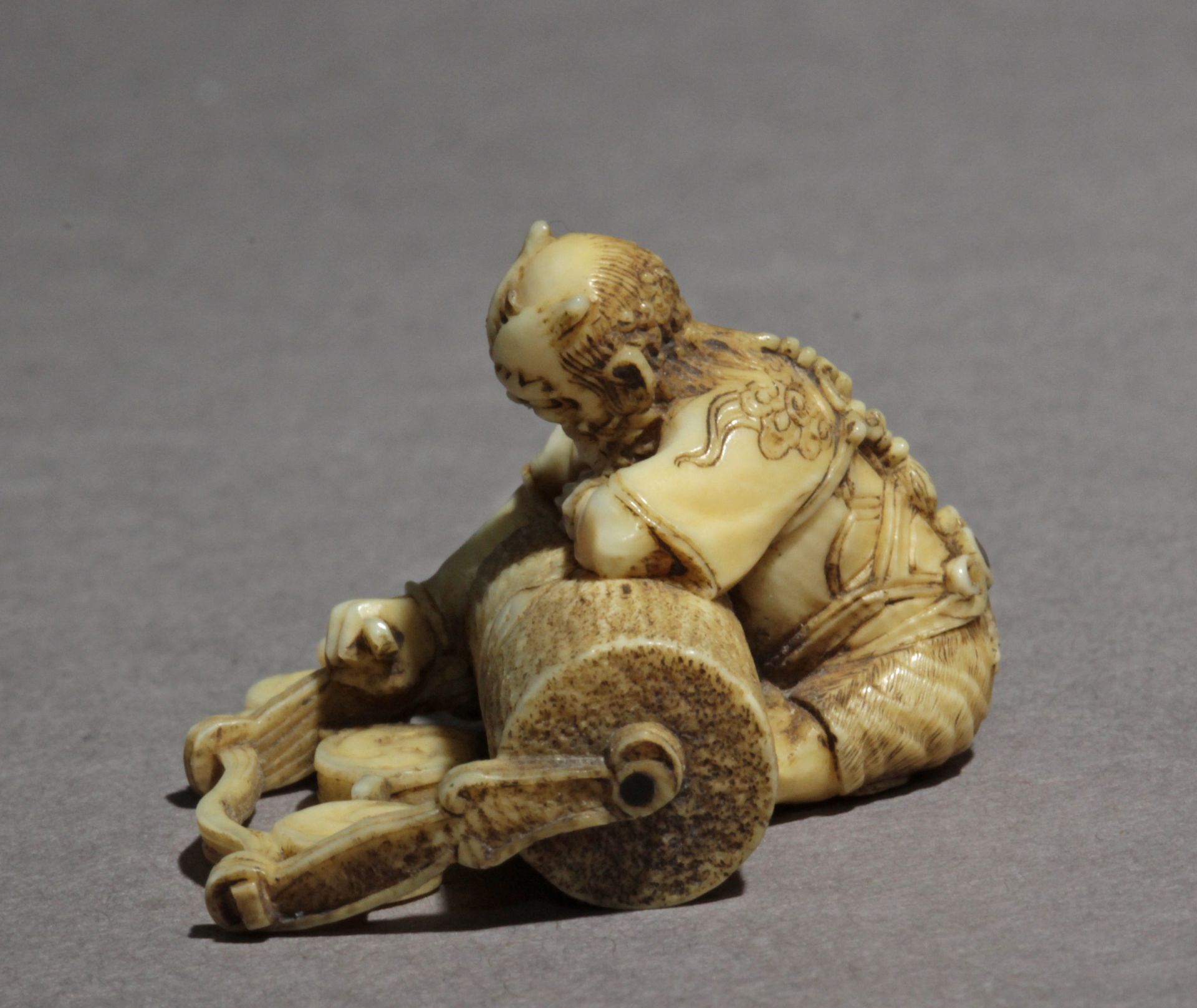 A Japanese netsuke circa 1870-1880 - Image 4 of 9