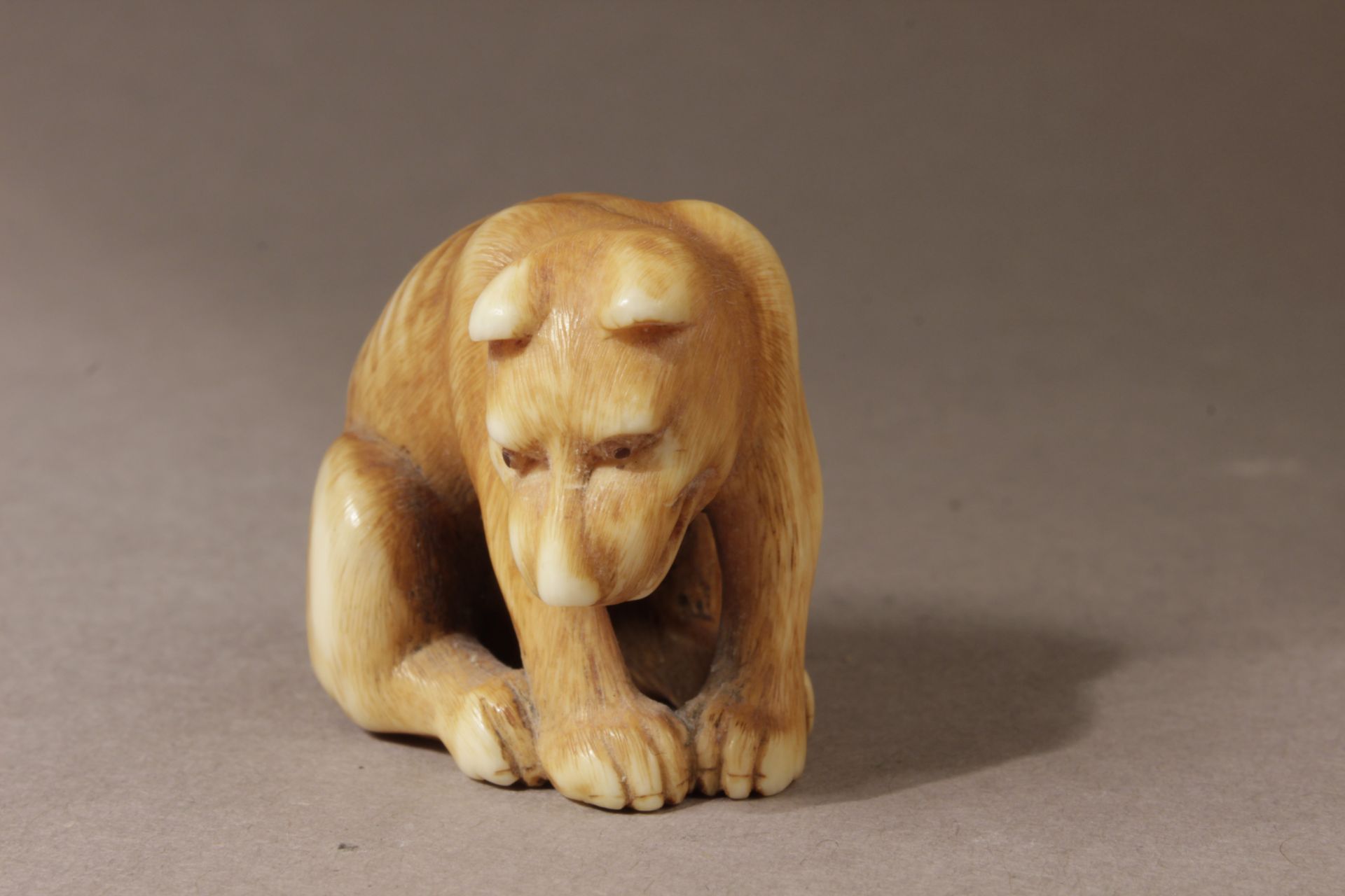 A Japanese netsuke from Edo period circa 1800 - Image 2 of 6