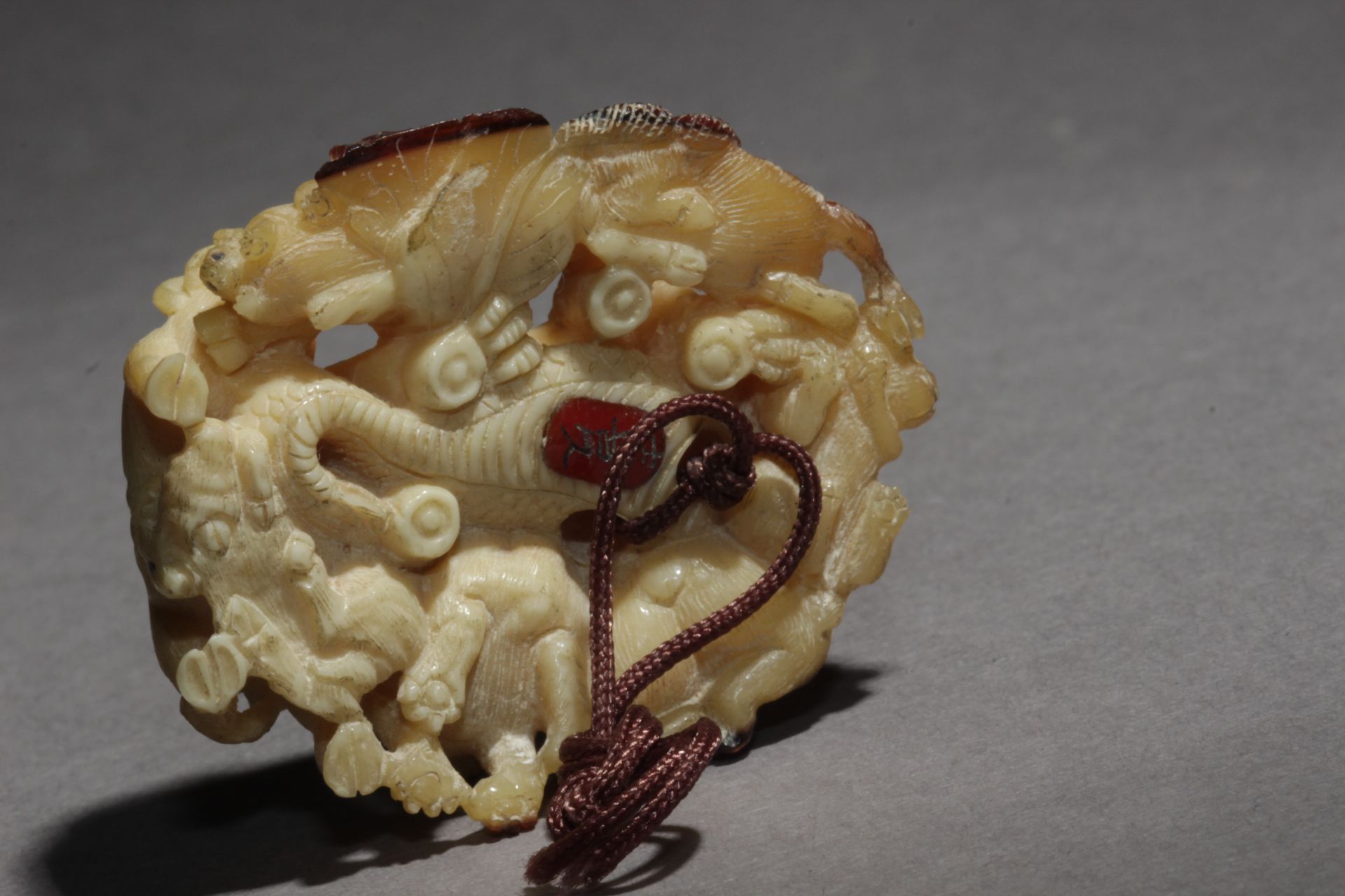 An early 20th century japanese netsuke from Meiji period. Signed Toyuyuki - Image 5 of 6