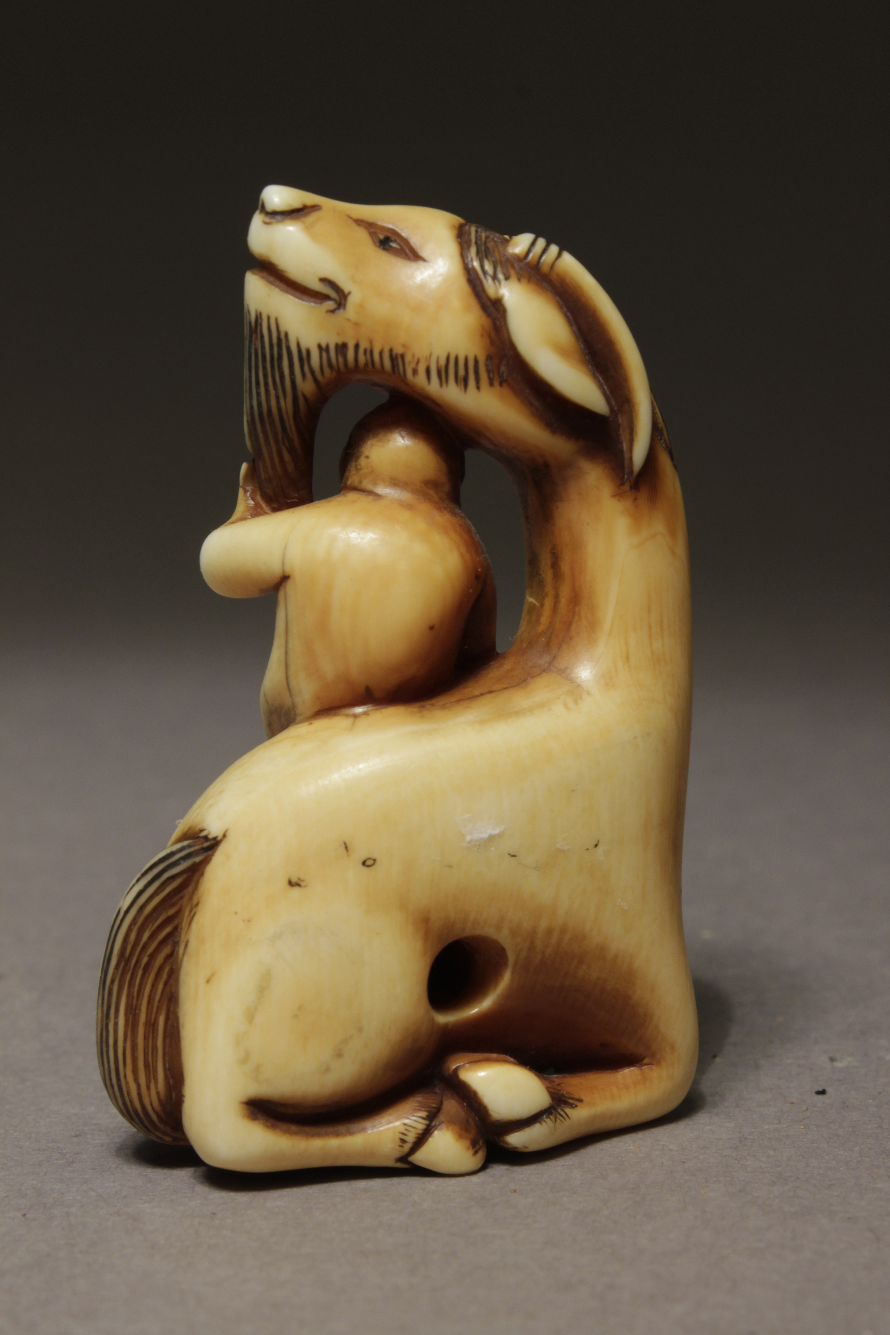 An 18th century Japanese netsuke from Edo period - Image 3 of 5