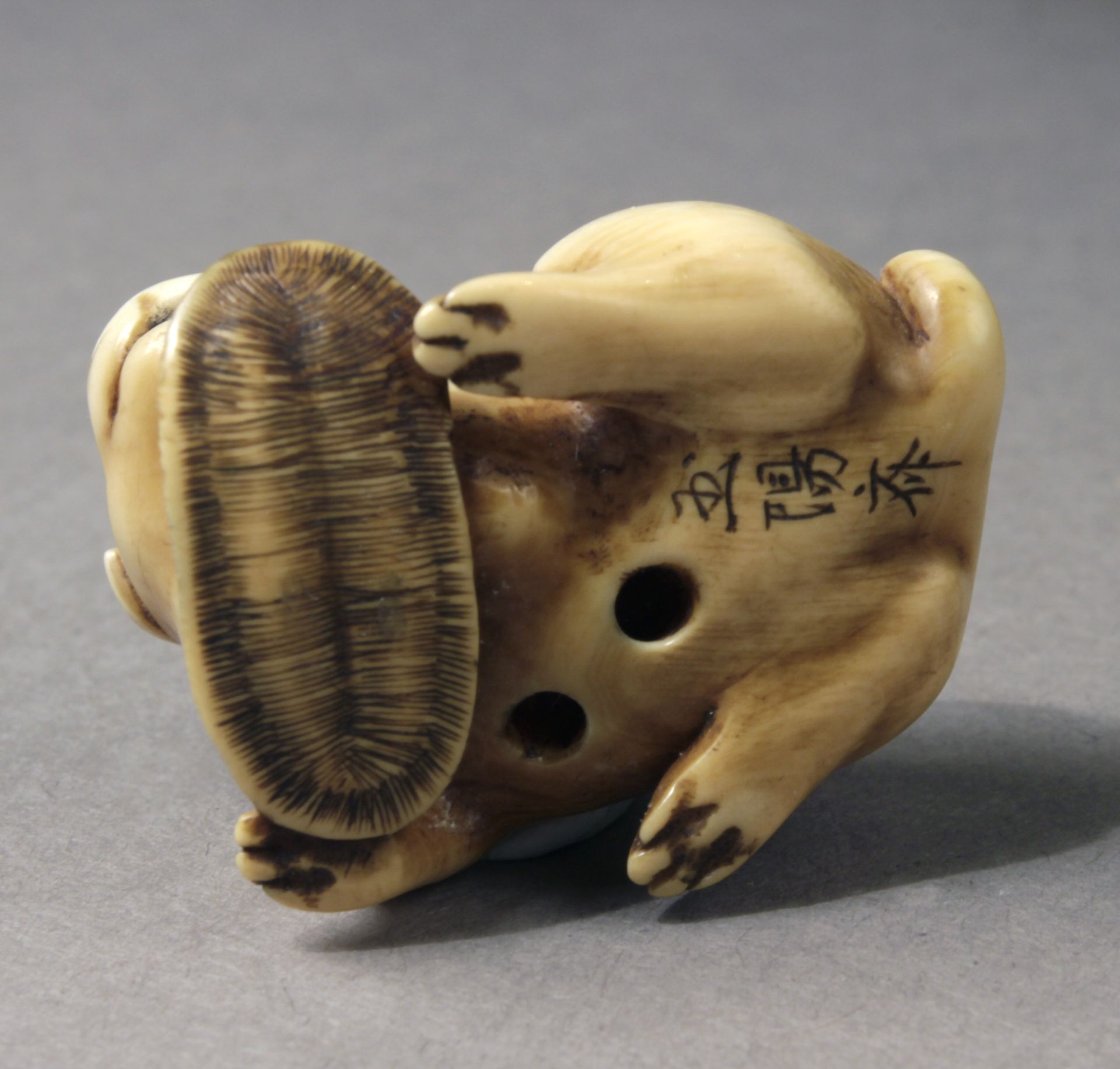 A Japanese netsuke from Edo period circa 1825-1870. Signed Gyokuyosai - Image 4 of 4