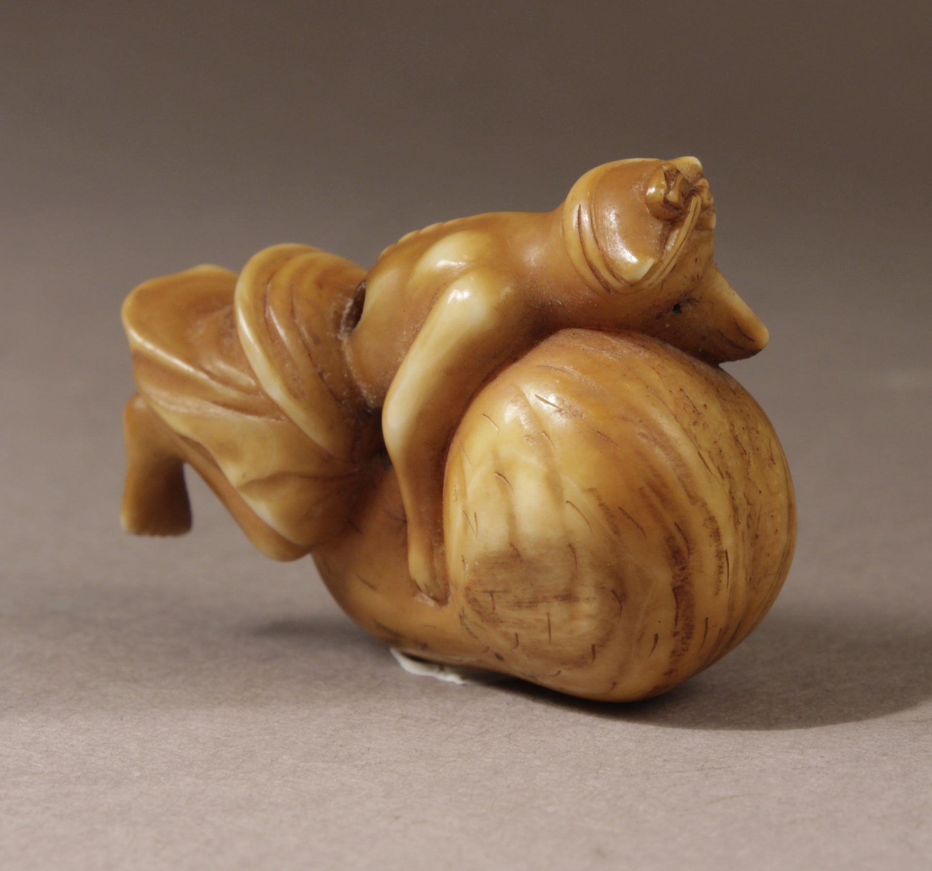 A mid 19th century Japanese netsuke from Edo period - Image 3 of 5