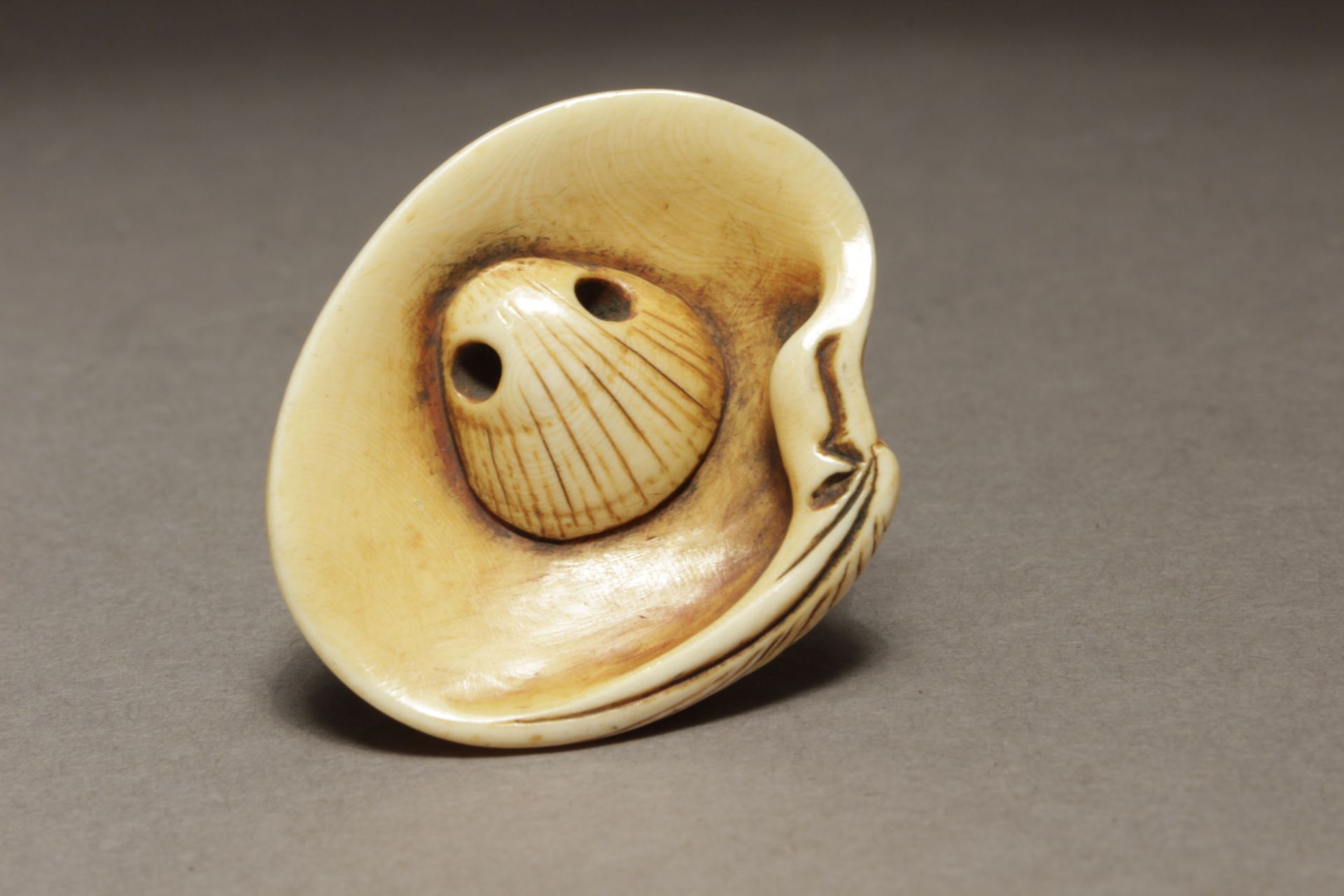 A 19th century Japanese netsuke - Image 4 of 4