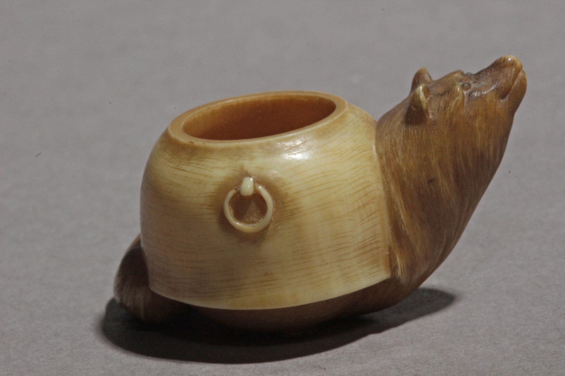 A late 19th century Japanese netsuke from Meiji period - Image 3 of 6