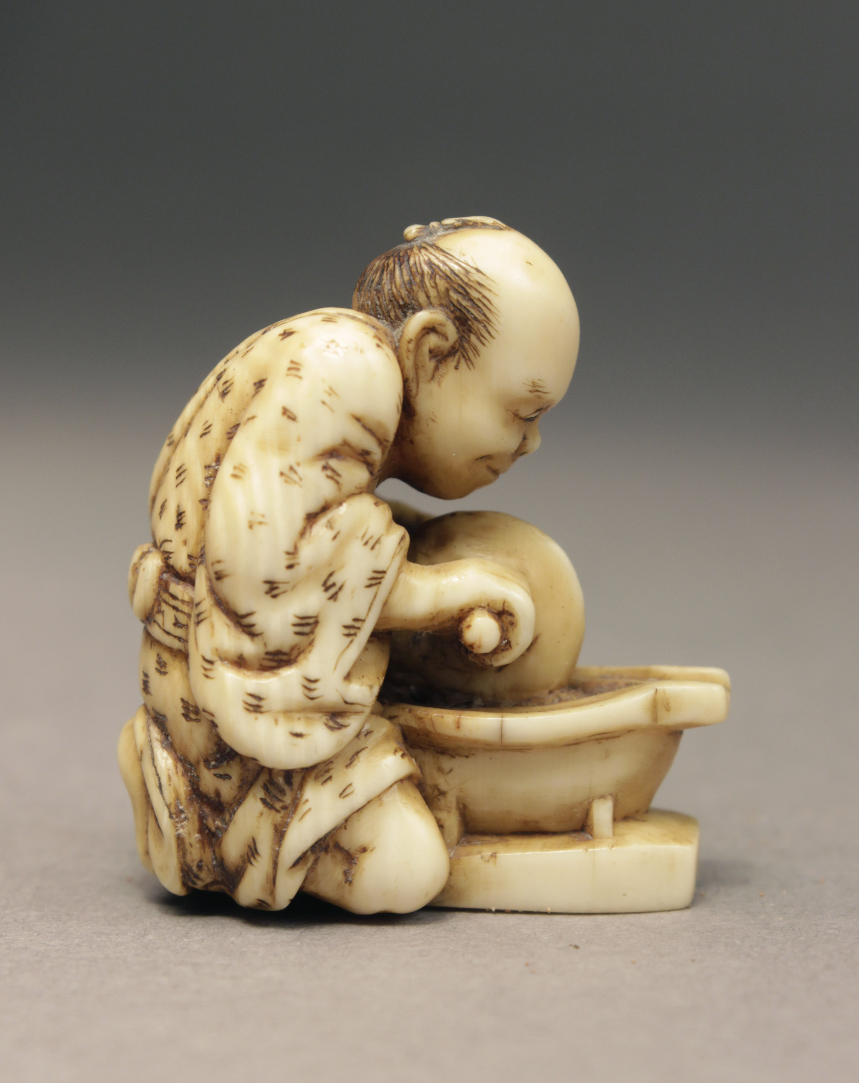 A mid 19th century Japanese netsuke from Edo period. Signed Tomochika - Image 4 of 6