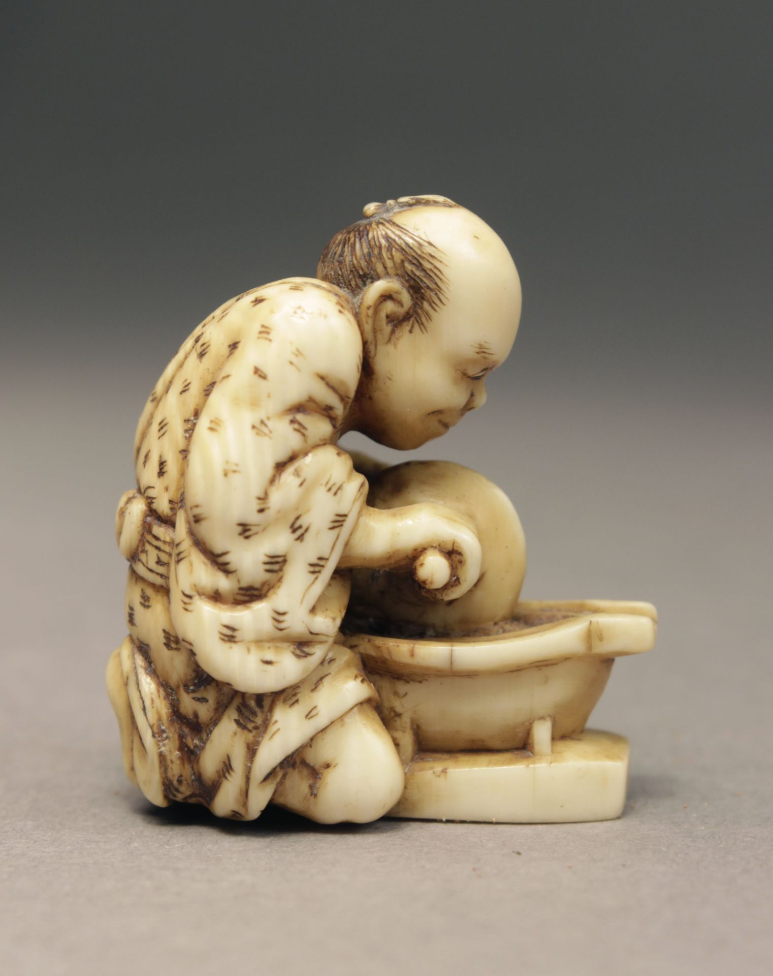 A mid 19th century Japanese netsuke from Edo period. Signed Tomochika - Image 4 of 6