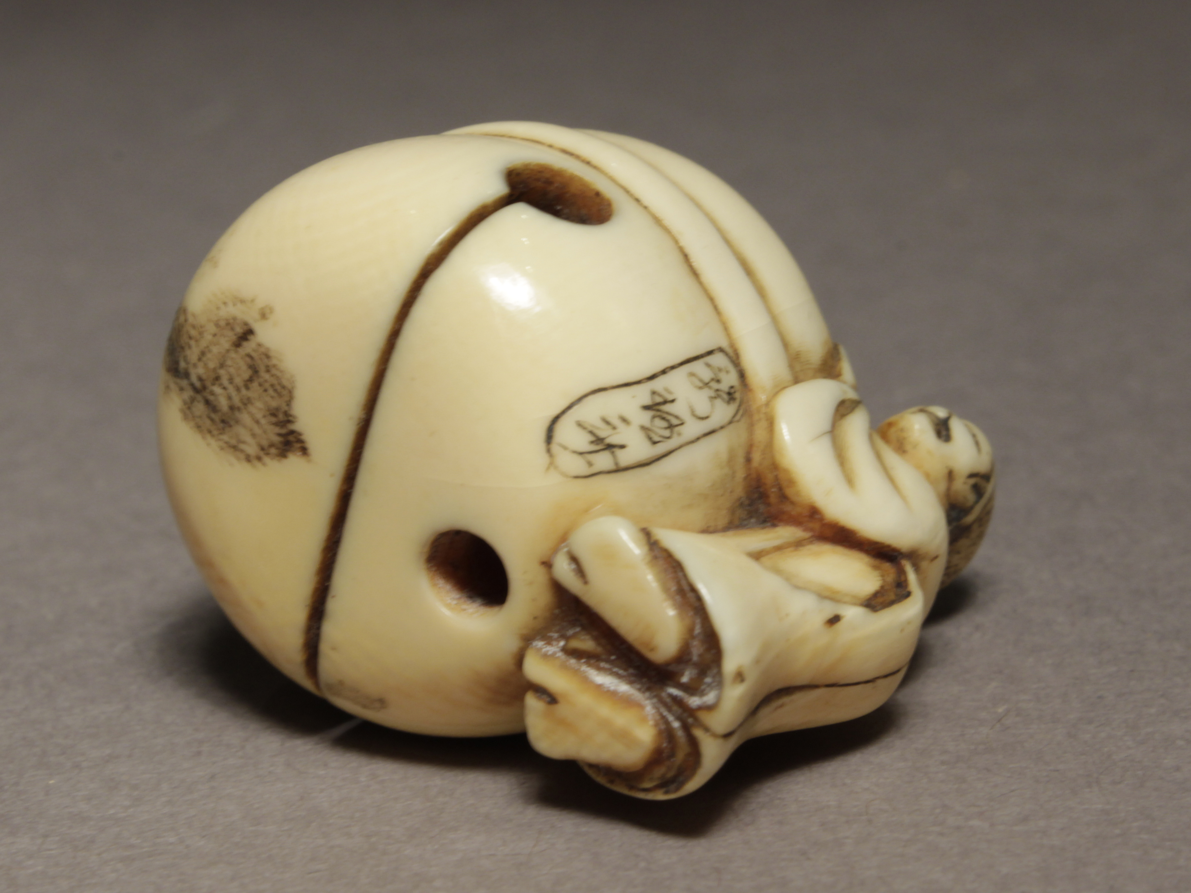 A Japanese netsuke from Edo period circa 1830-1870. Signed Hidemasa Shu O Sai - Image 5 of 5