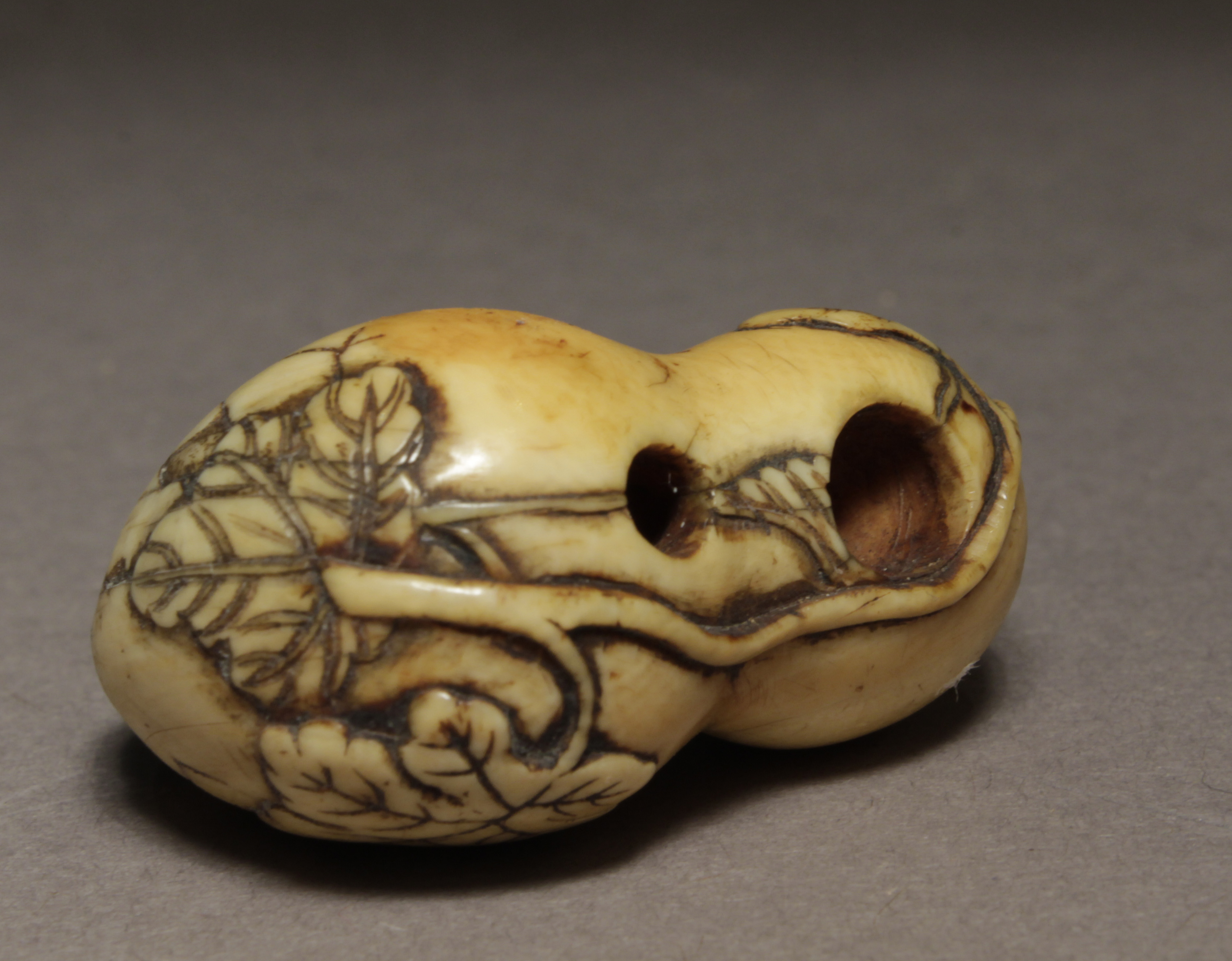 An early 19th century Japanese netsuke from Edo period - Image 3 of 6