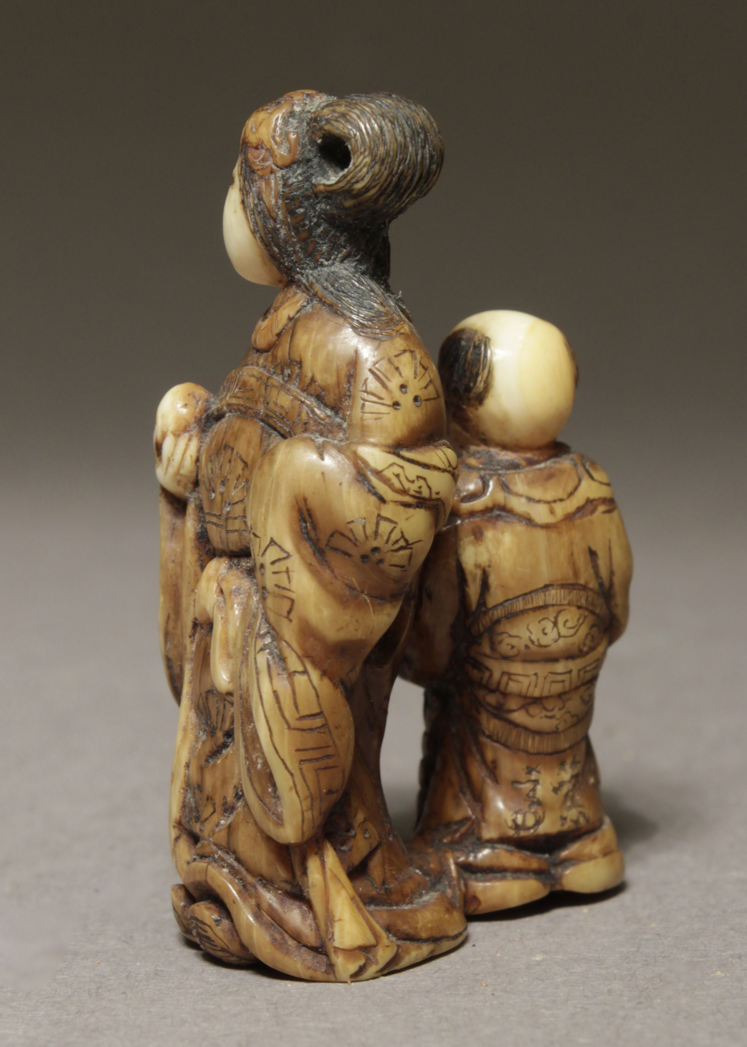 A late 19th century  Japanese netsuke from Meiji period - Image 5 of 7