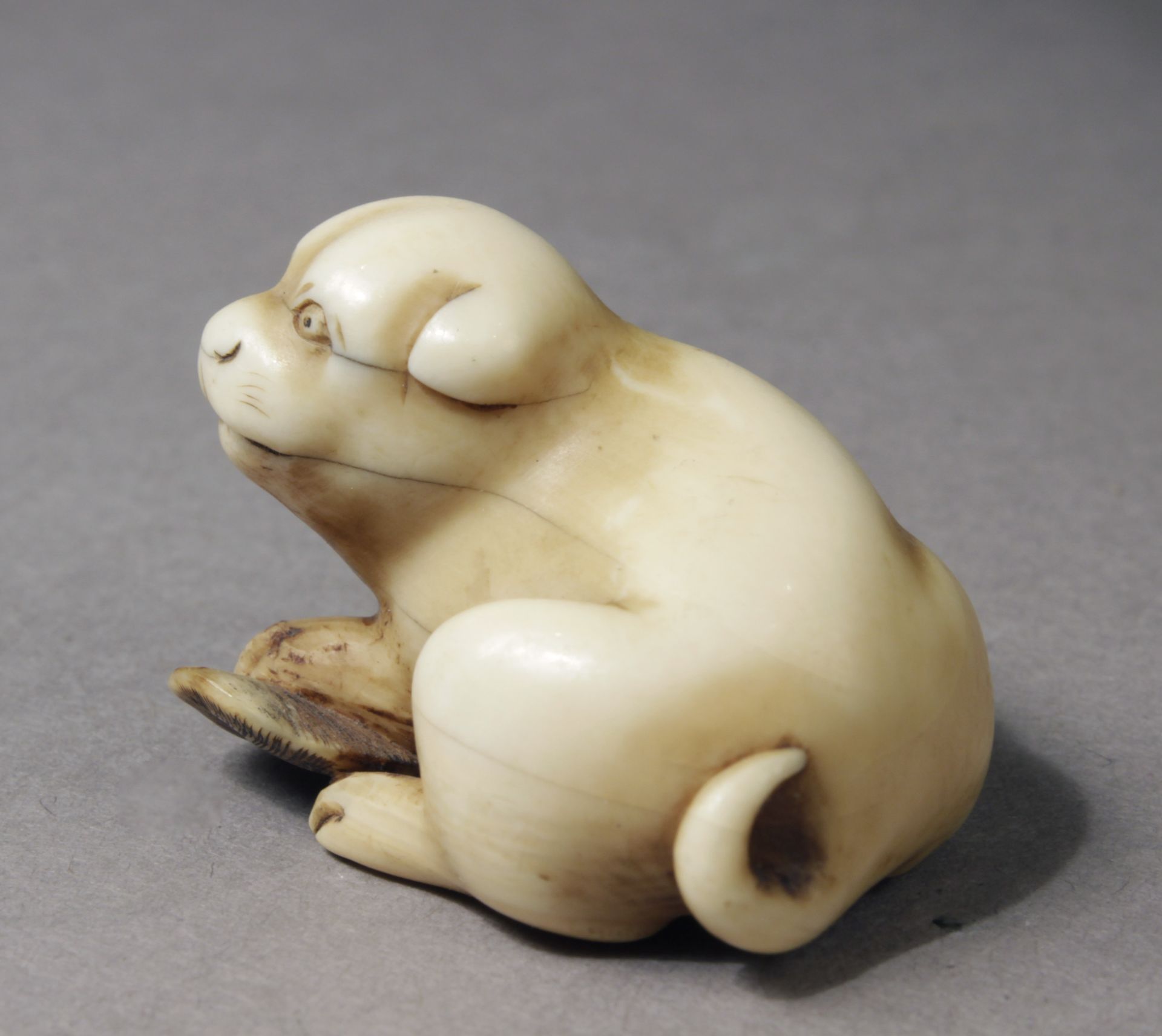 A Japanese netsuke from Edo period circa 1825-1870. Signed Gyokuyosai - Image 2 of 4