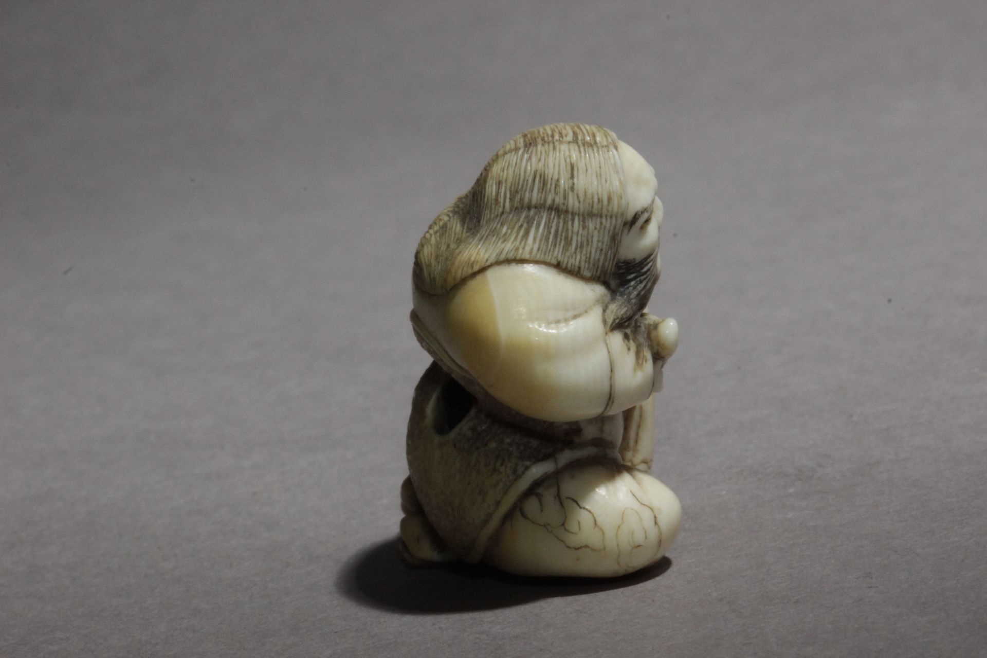 An early 19th century Japanese netsuke from Edo period - Image 7 of 9