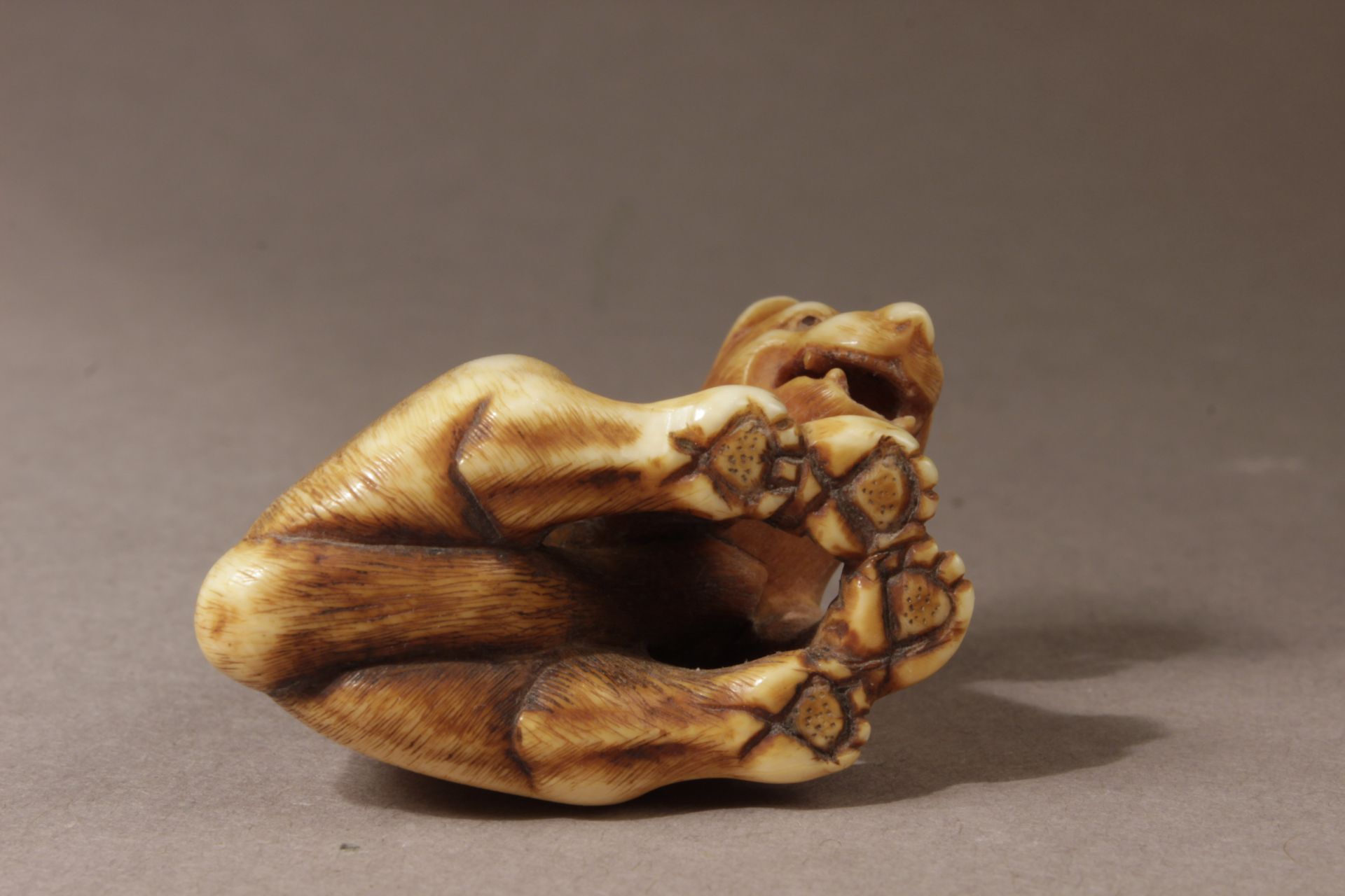 A Japanese netsuke from Edo period circa 1800 - Image 6 of 6