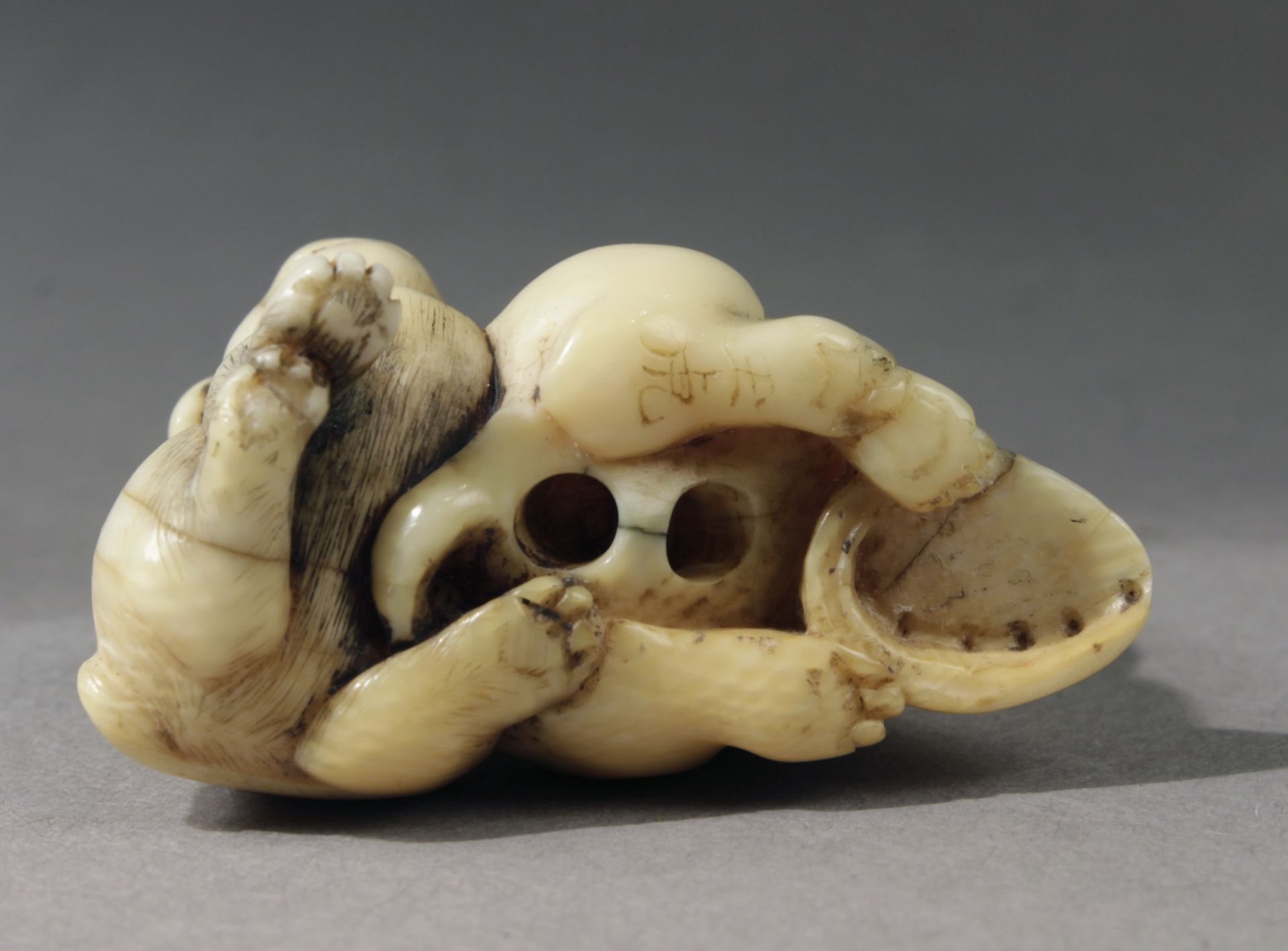 An early 19th century Japanese netsuke from Edo period. Signed Gyoku... - Image 7 of 8