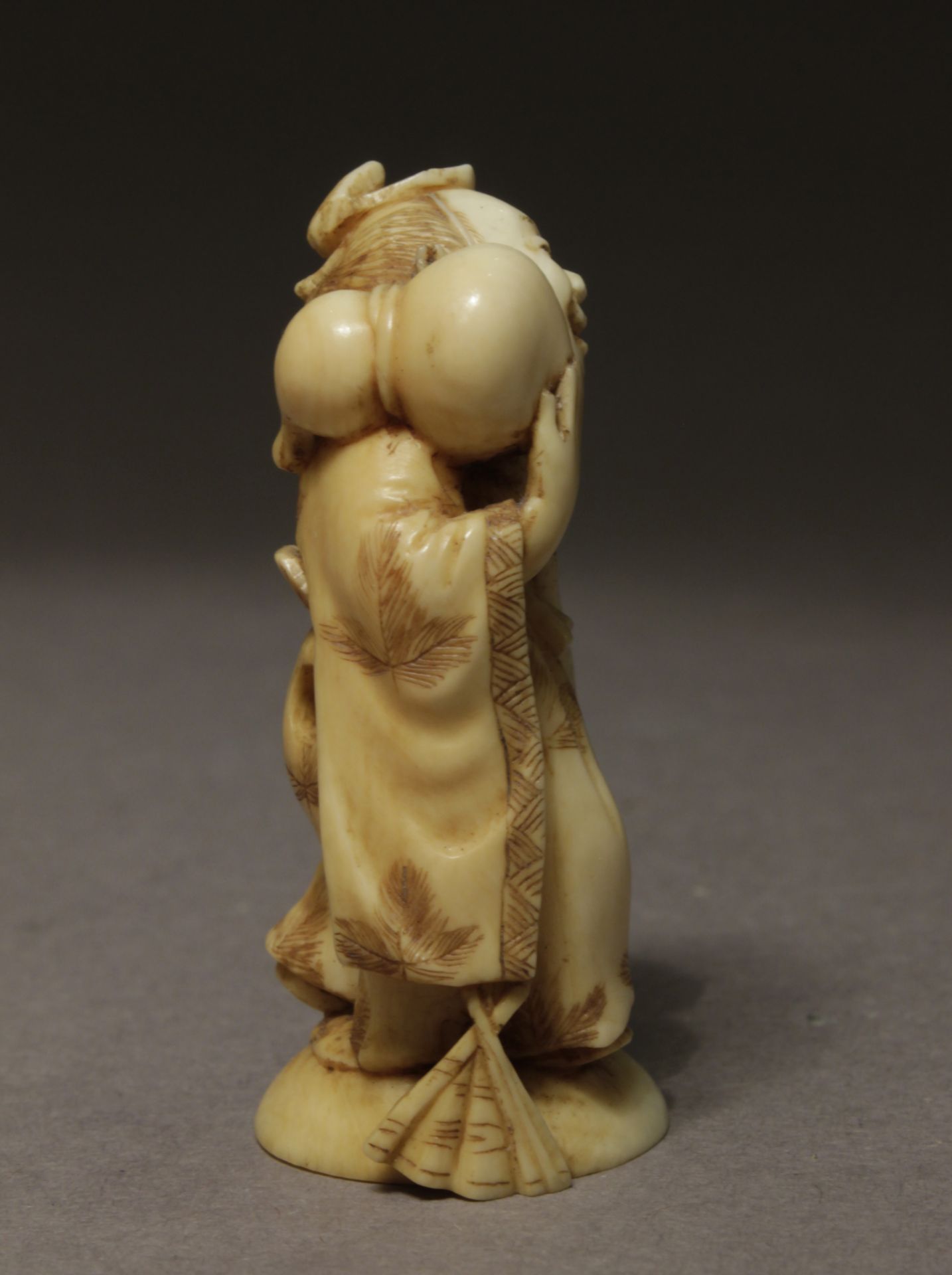 A 19th century Japanese netsuke from Meiji period. Signed Kogyoko - Image 5 of 6