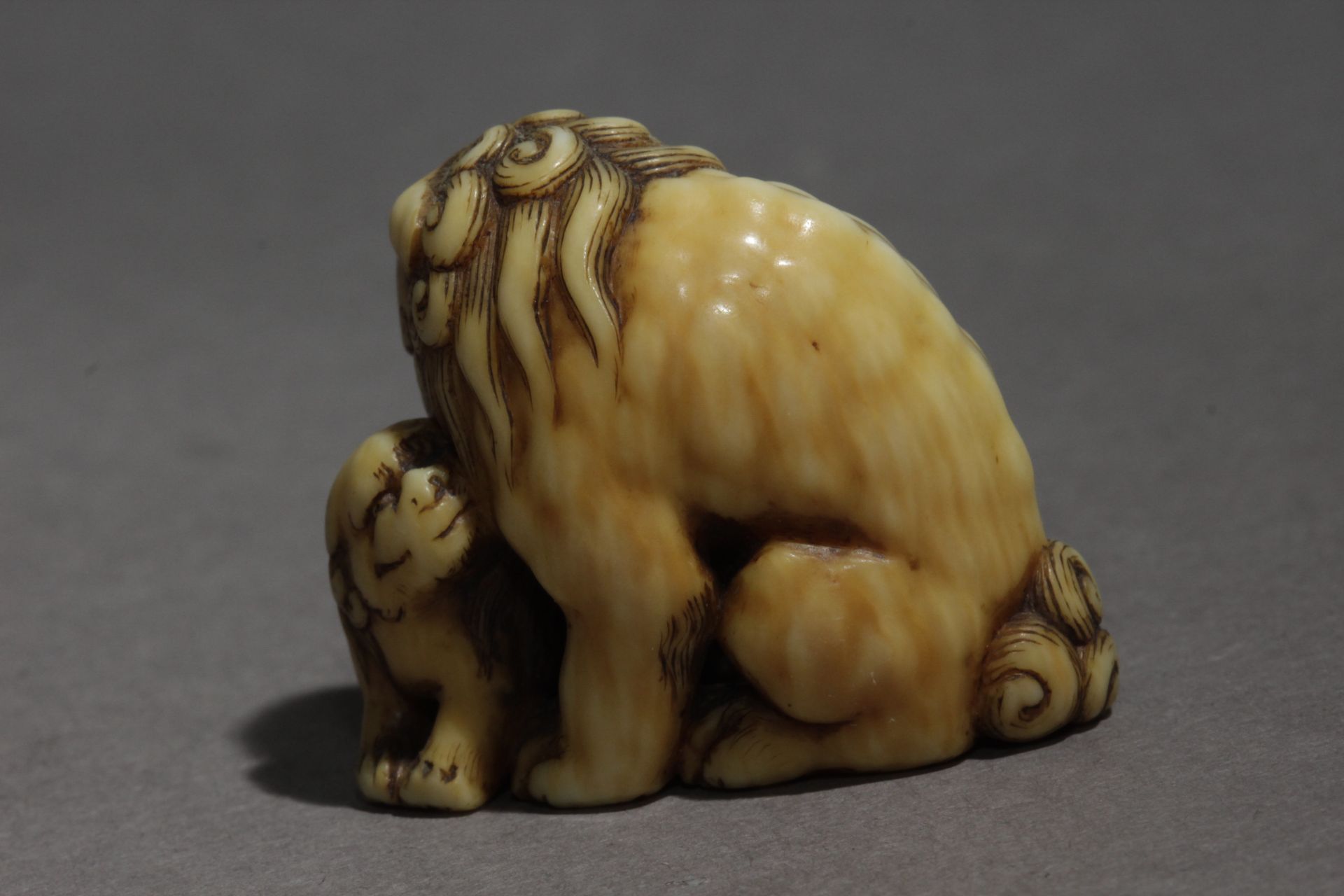 An early 19th century Japanese netsuke from Edo period, Signed Tomochika - Image 5 of 7