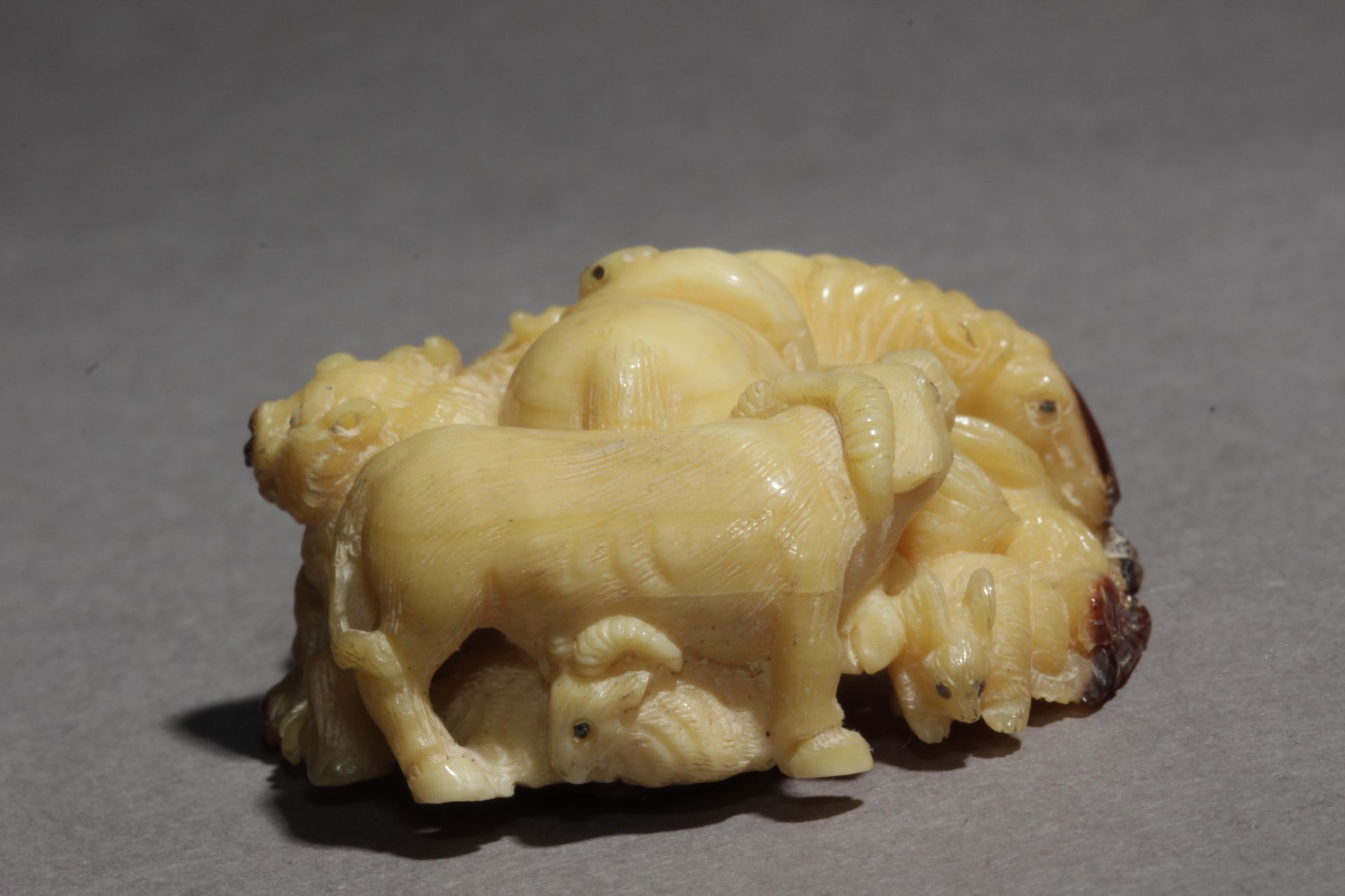 An early 20th century japanese netsuke from Meiji period. Signed Toyuyuki - Image 2 of 6