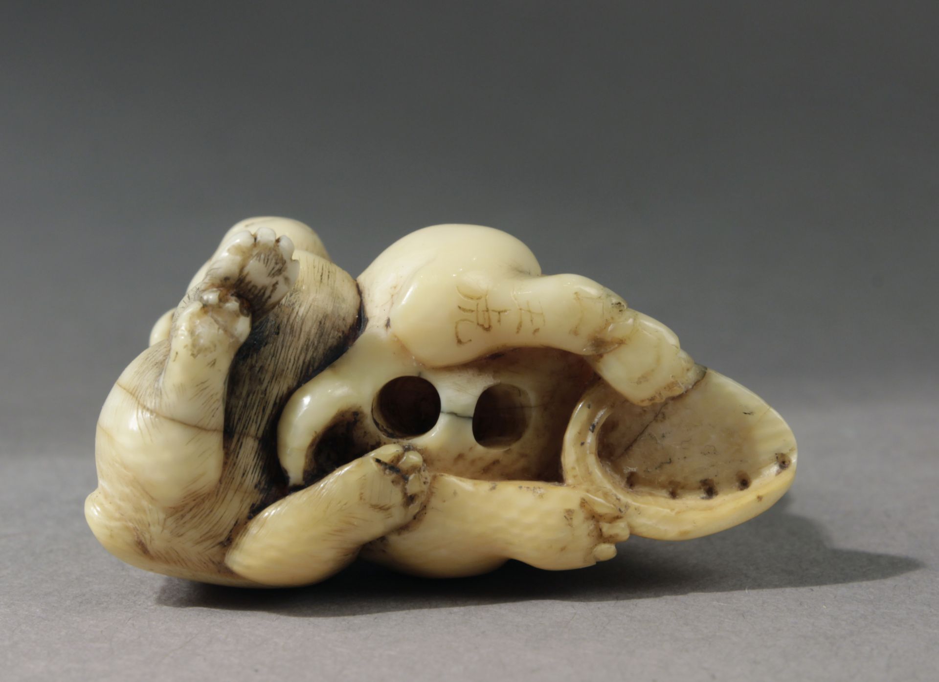 An early 19th century Japanese netsuke from Edo period. Signed Gyoku... - Image 3 of 8