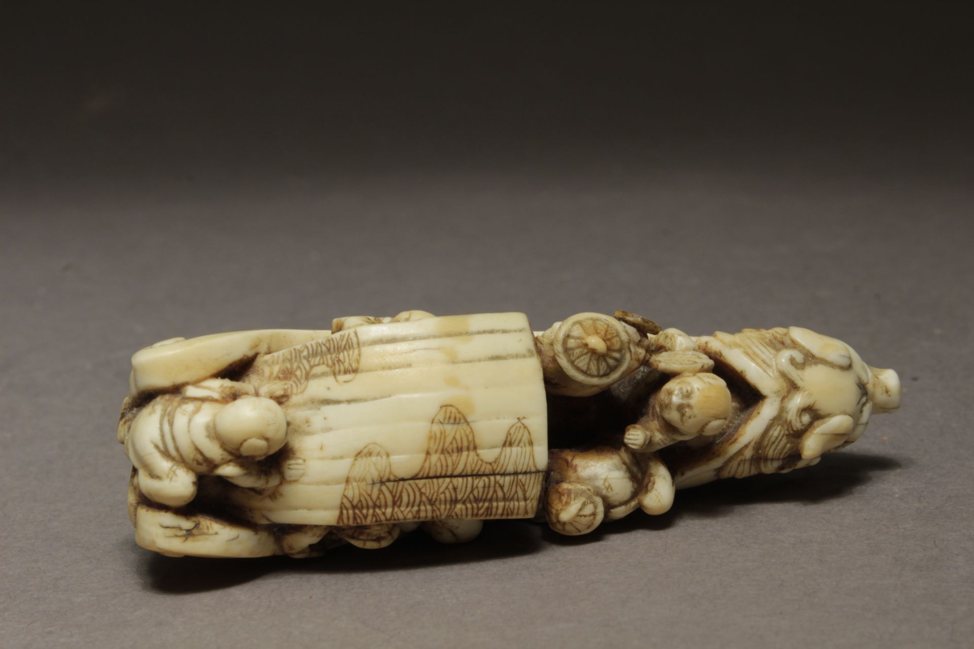 An early 19th century Japanese netsuke form Meiji period. Signed Komin - Image 7 of 7