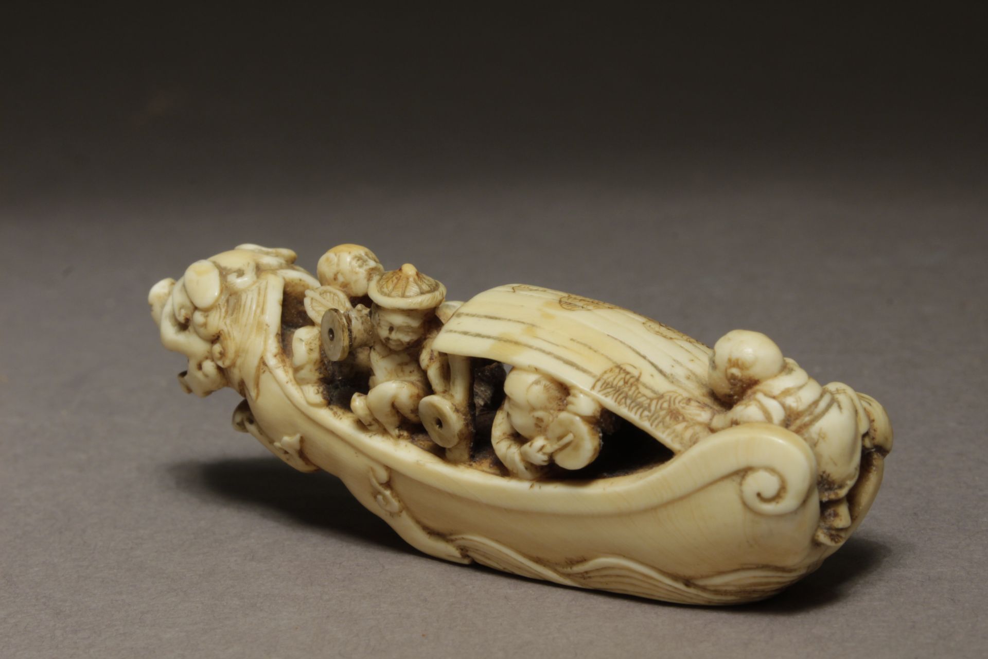 An early 19th century Japanese netsuke form Meiji period. Signed Komin - Image 4 of 7