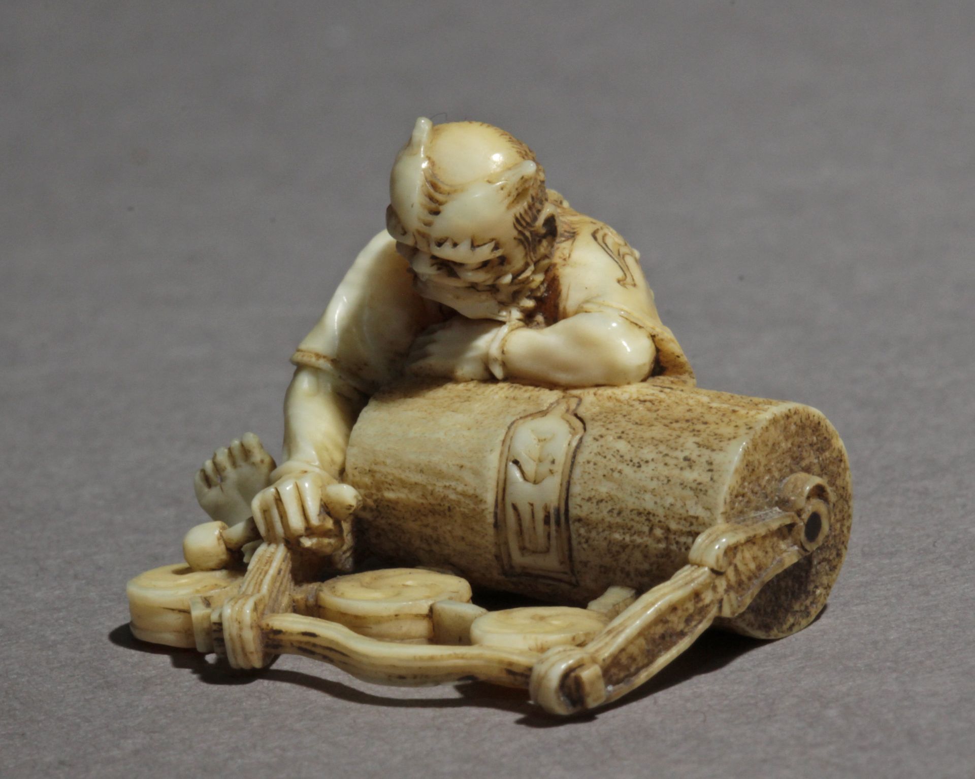 A Japanese netsuke circa 1870-1880 - Image 3 of 9