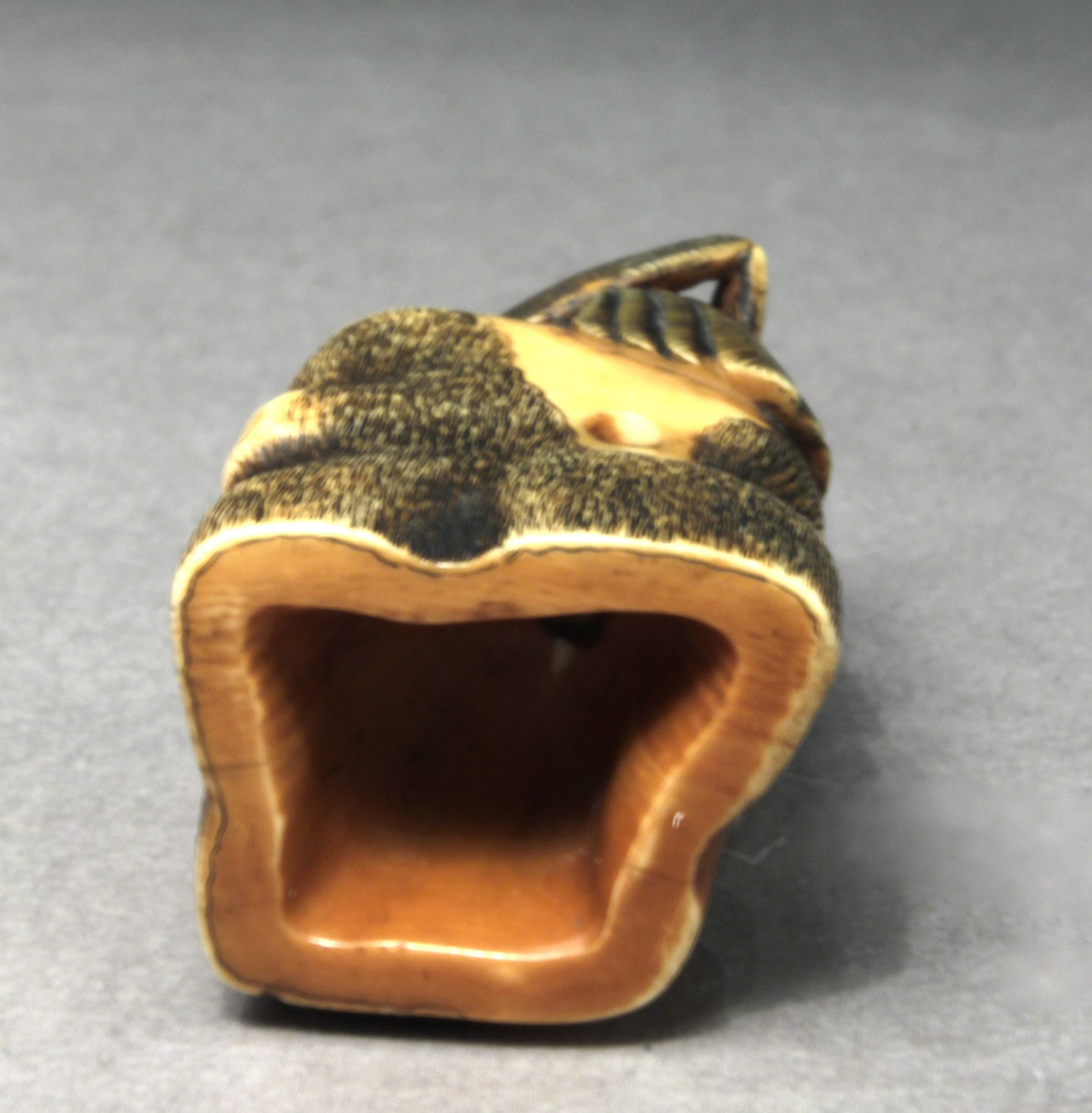 A 19th century Japanese netsuke - Image 4 of 4