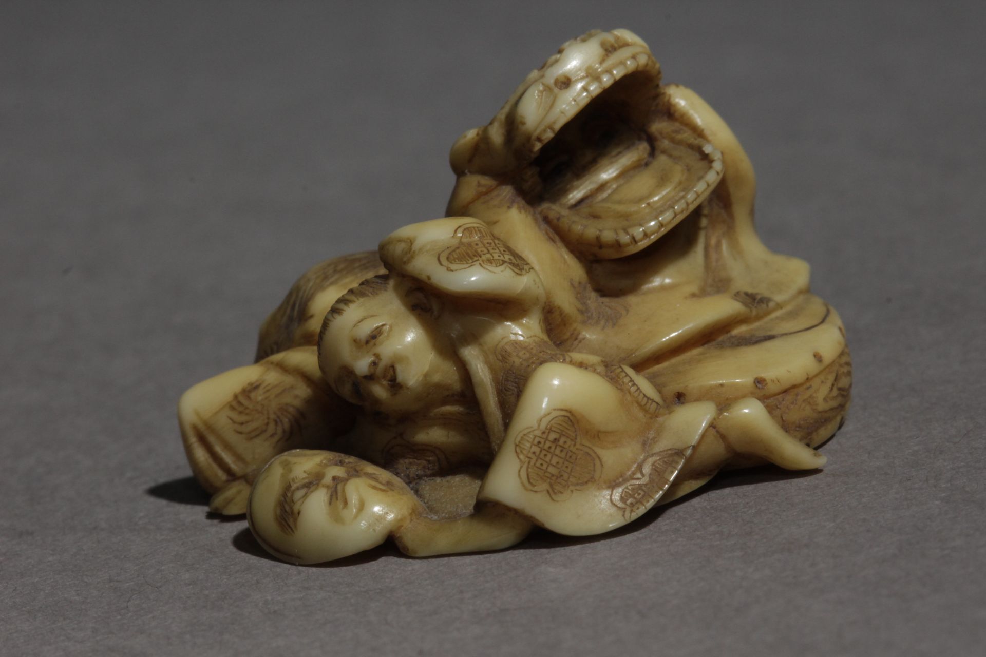 A Japanese netsuke circa 1860-1880 from Meiji period. Signed Gyokuichi