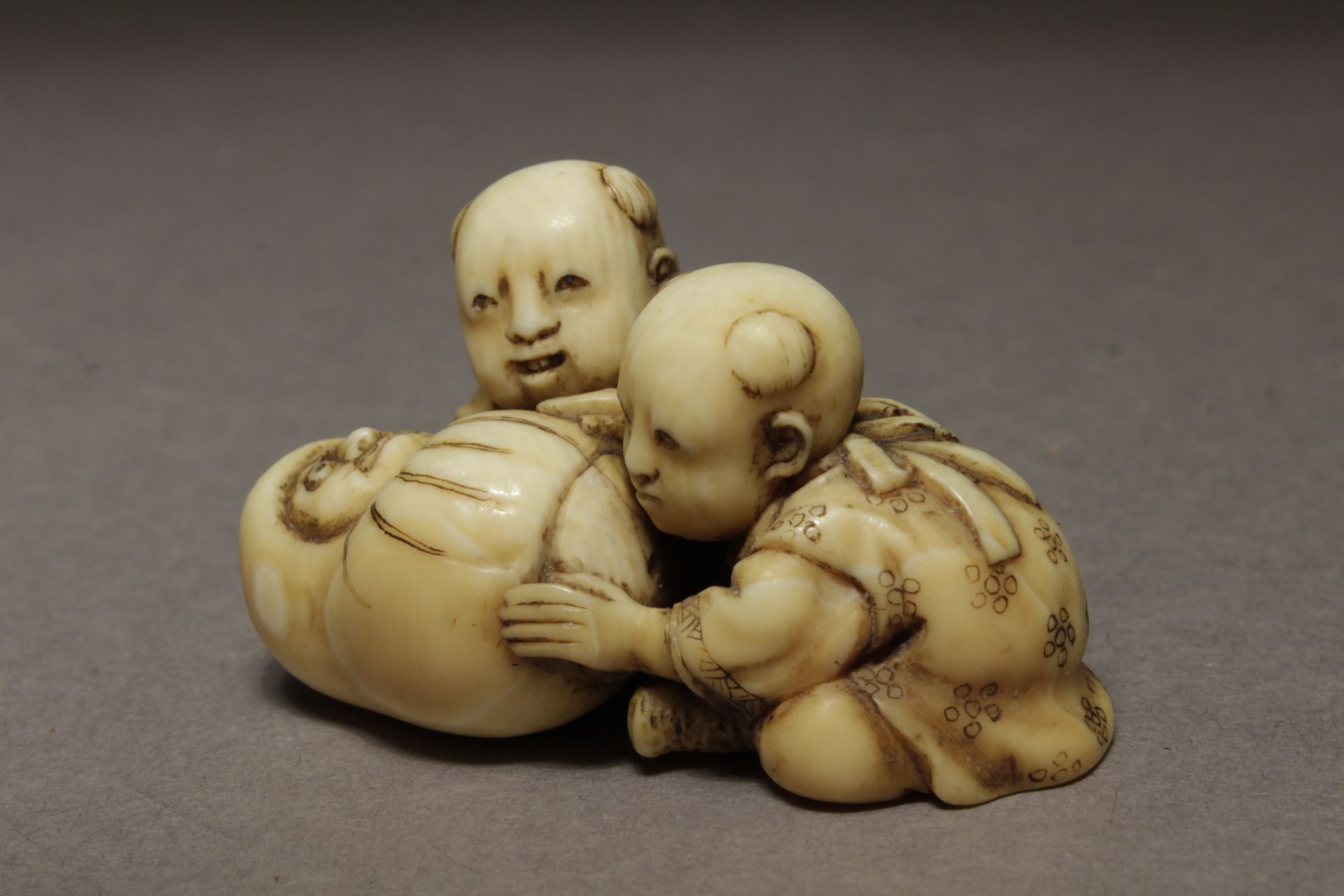 A Japanese netsuke from Edo period, Tokio,1820-1880. Signed Hikaku - Image 2 of 6