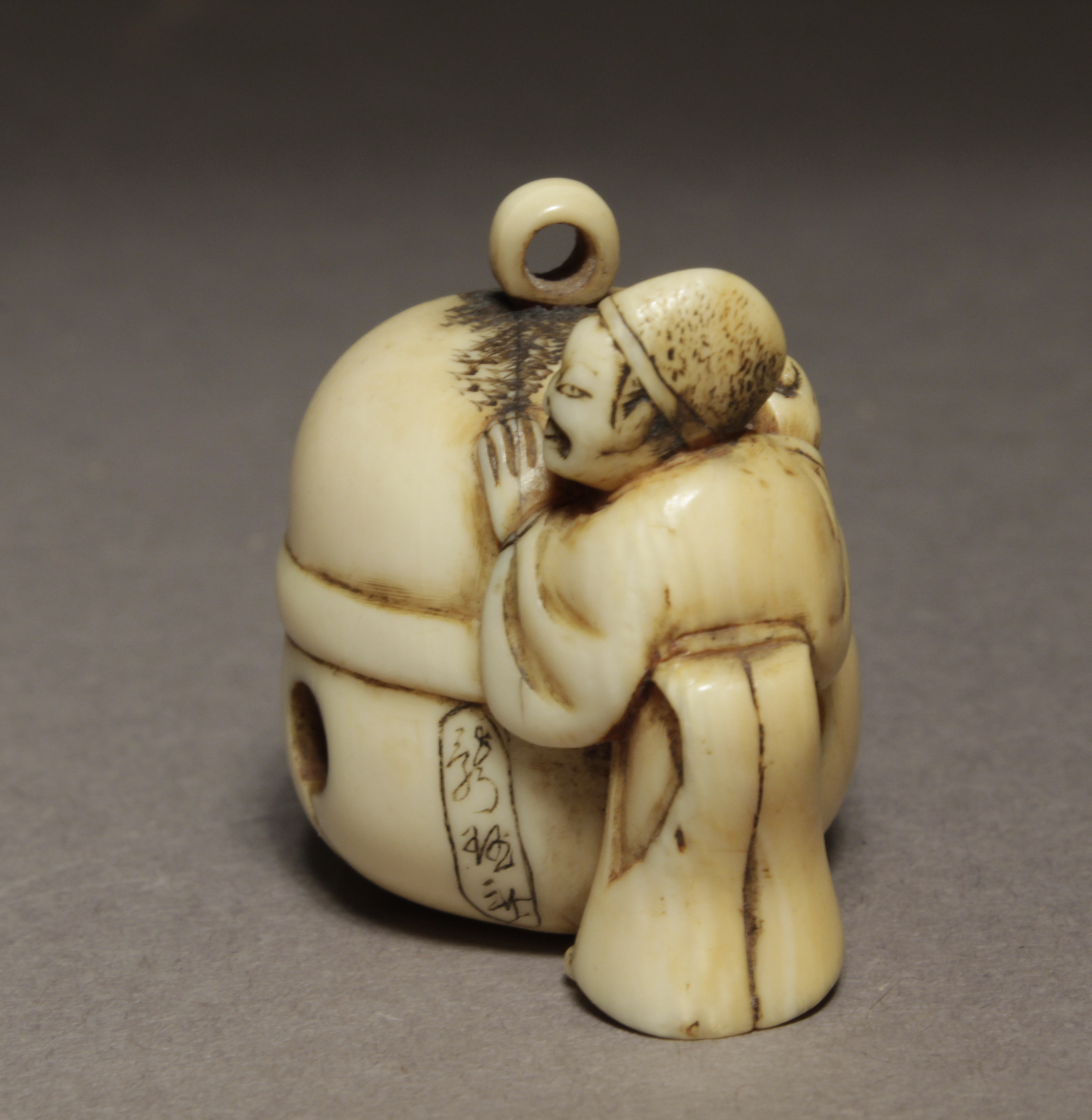 A Japanese netsuke from Edo period circa 1830-1870. Signed Hidemasa Shu O Sai - Image 2 of 5