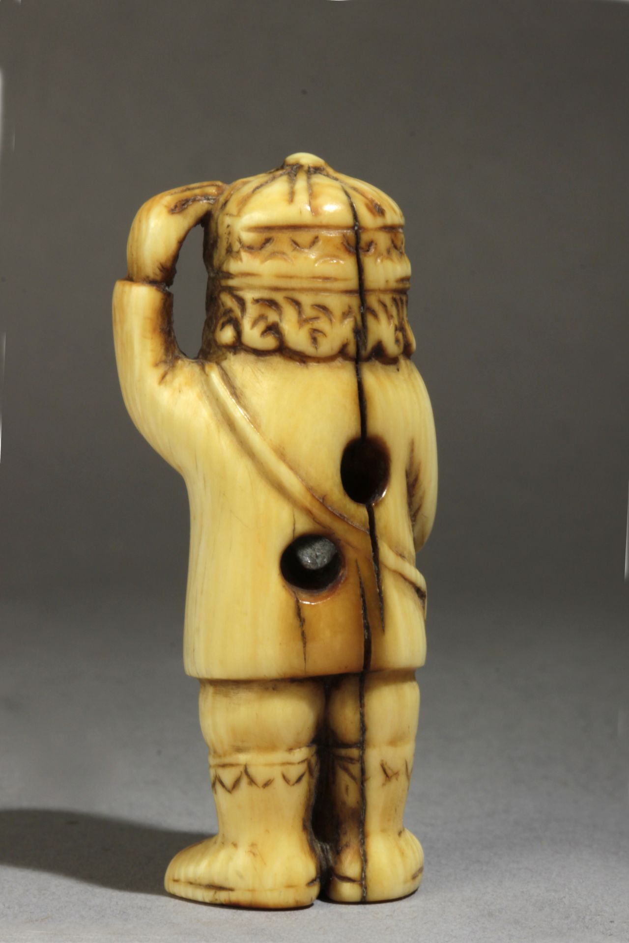 A 19th century Japanese netsuke from Meiji period - Image 3 of 6