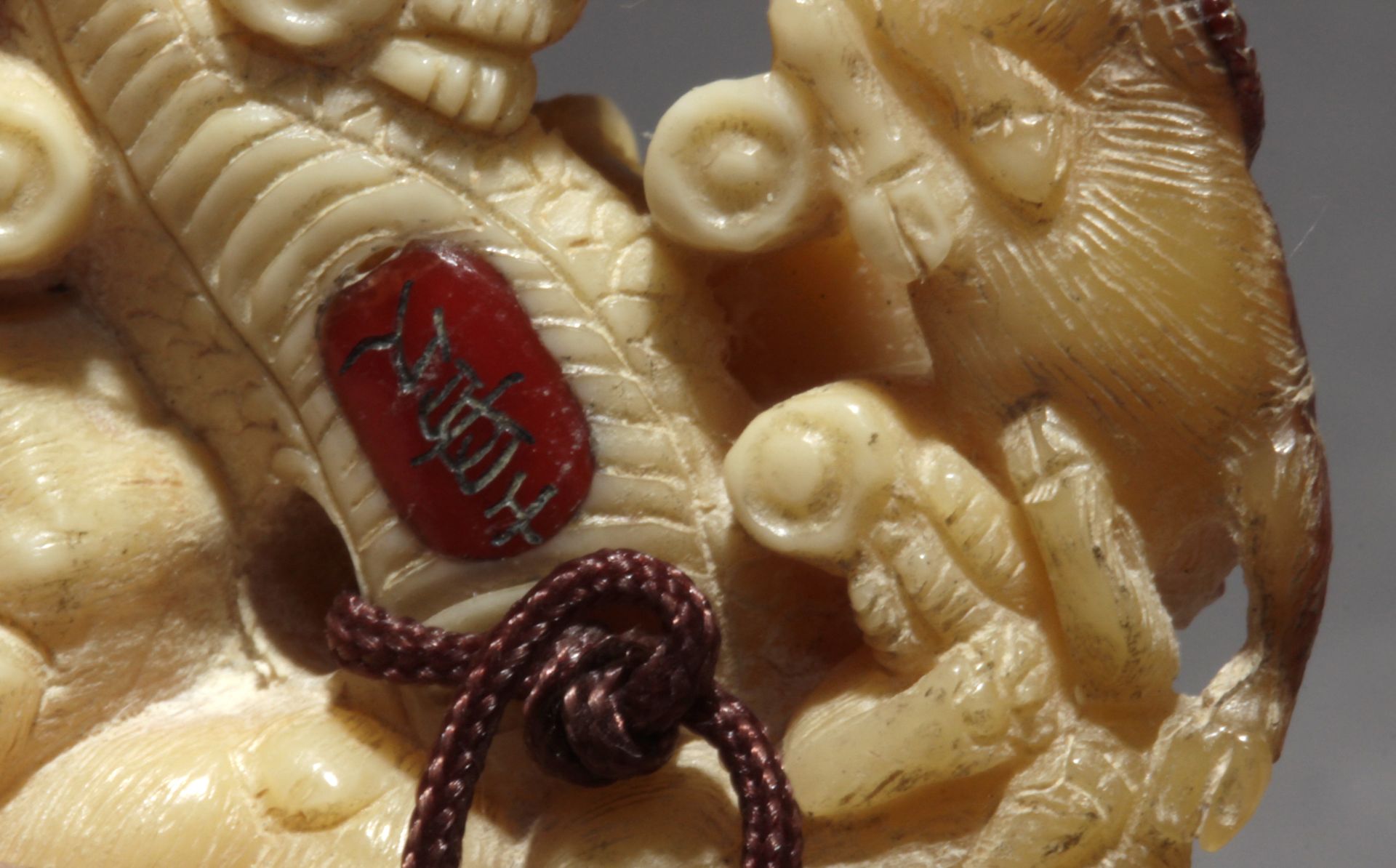 An early 20th century japanese netsuke from Meiji period. Signed Toyuyuki - Image 6 of 6