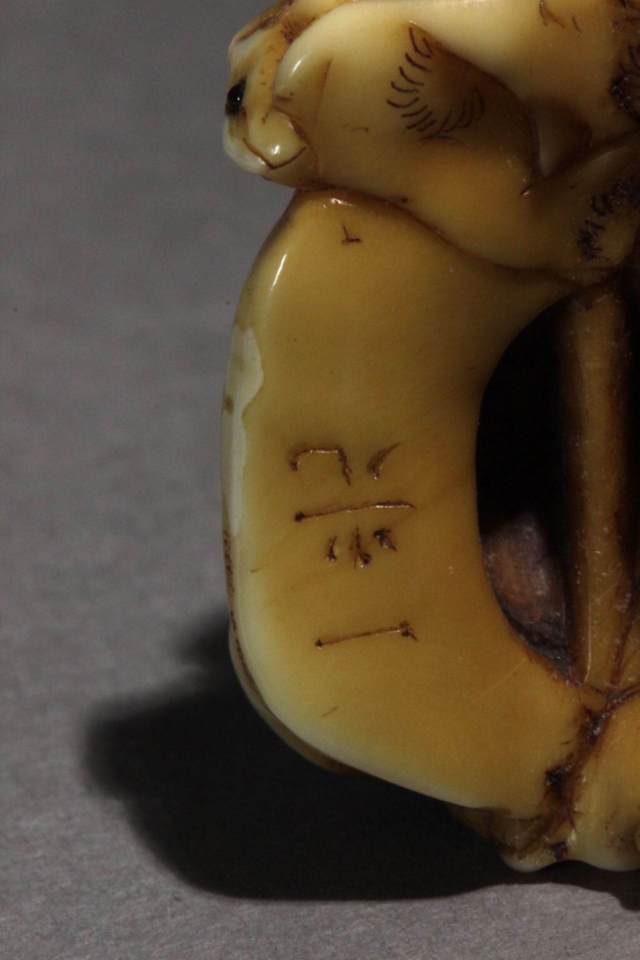 A mid 19th century Japanese netsuke from Edo period. Signed Ikko - Image 8 of 9