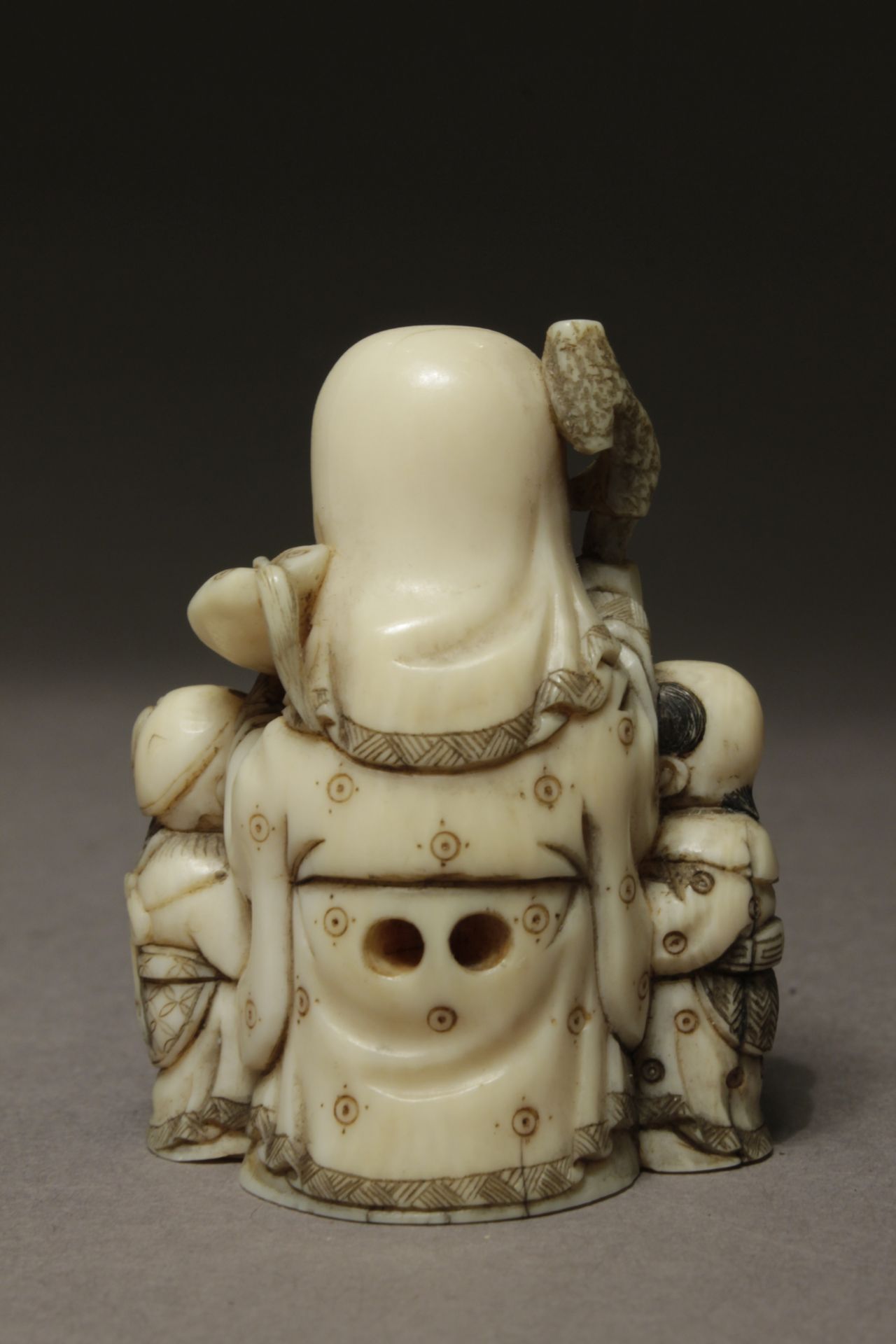 A late 19th century Japanese netsuke from Meiji period - Image 4 of 7