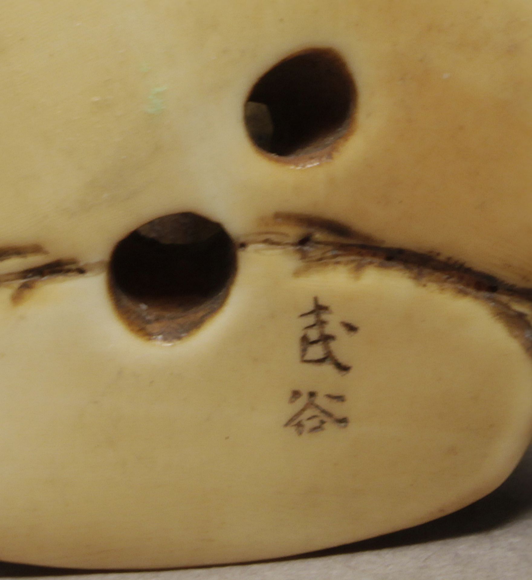 A mid 19th century Japanese netsuke-okimono from Edo period. Signed Minkoku - Image 7 of 8