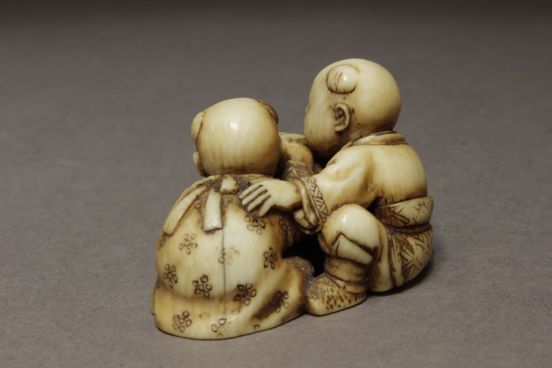 A Japanese netsuke from Edo period, Tokio,1820-1880. Signed Hikaku - Image 3 of 6