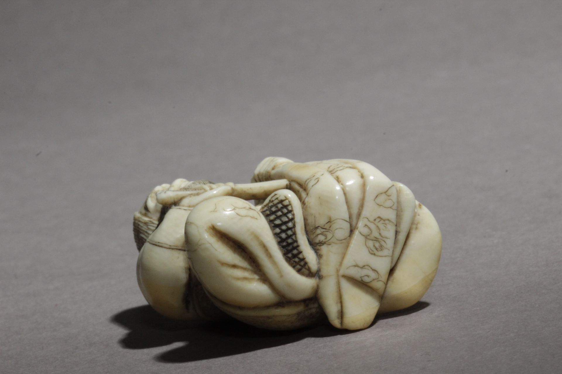 An early 19th century Japanese netsuke from Edo period - Image 9 of 9