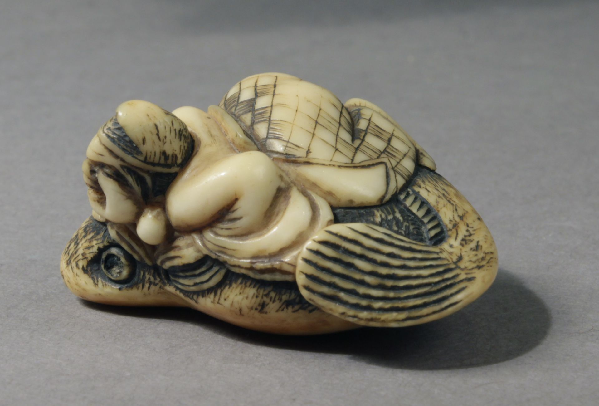 A late 18th century Japanese netsuke from Edo period - Image 2 of 4