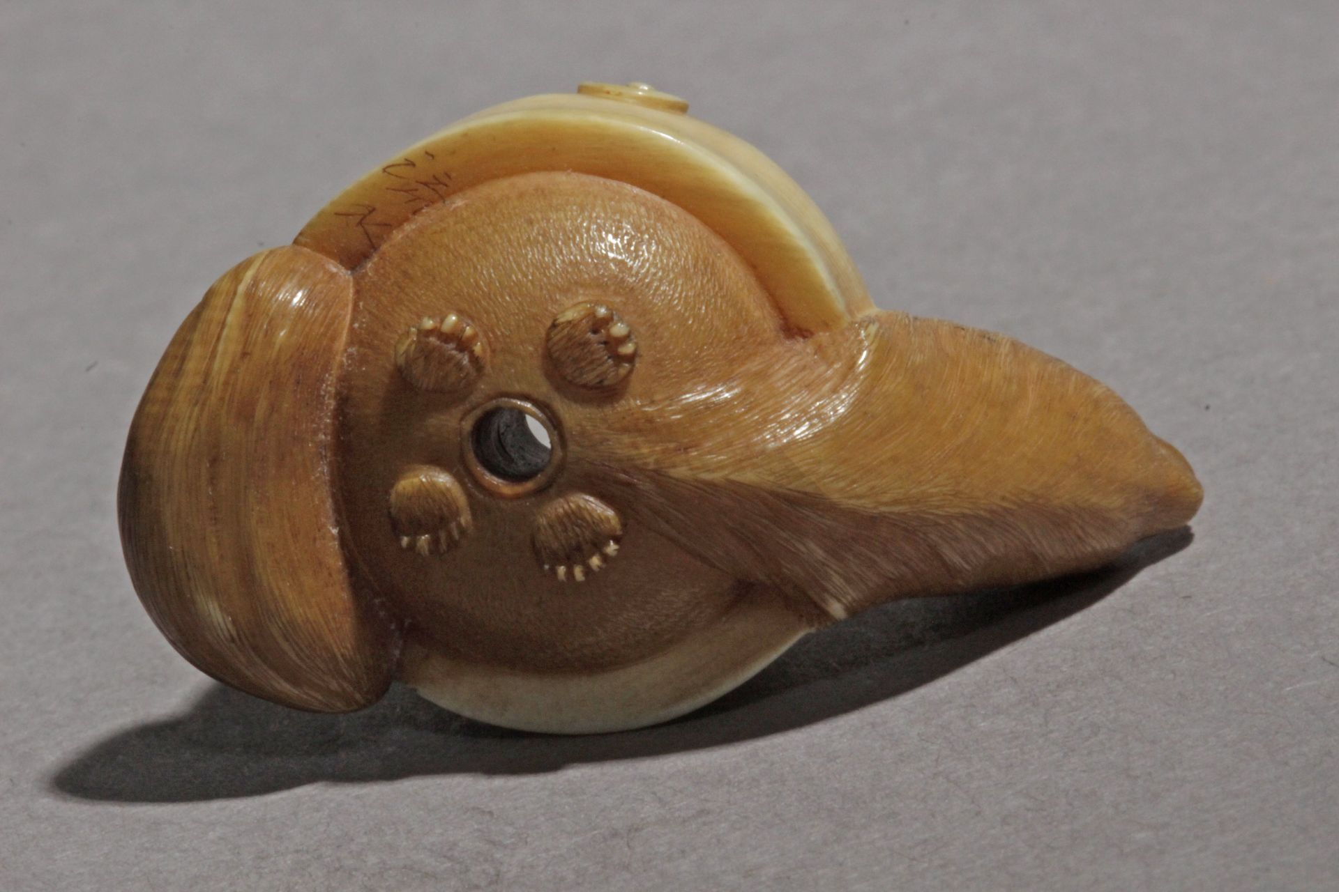 A late 19th century Japanese netsuke from Meiji period - Image 5 of 6