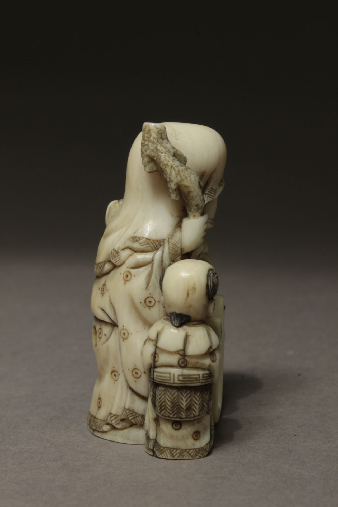 A late 19th century Japanese netsuke from Meiji period - Image 6 of 7