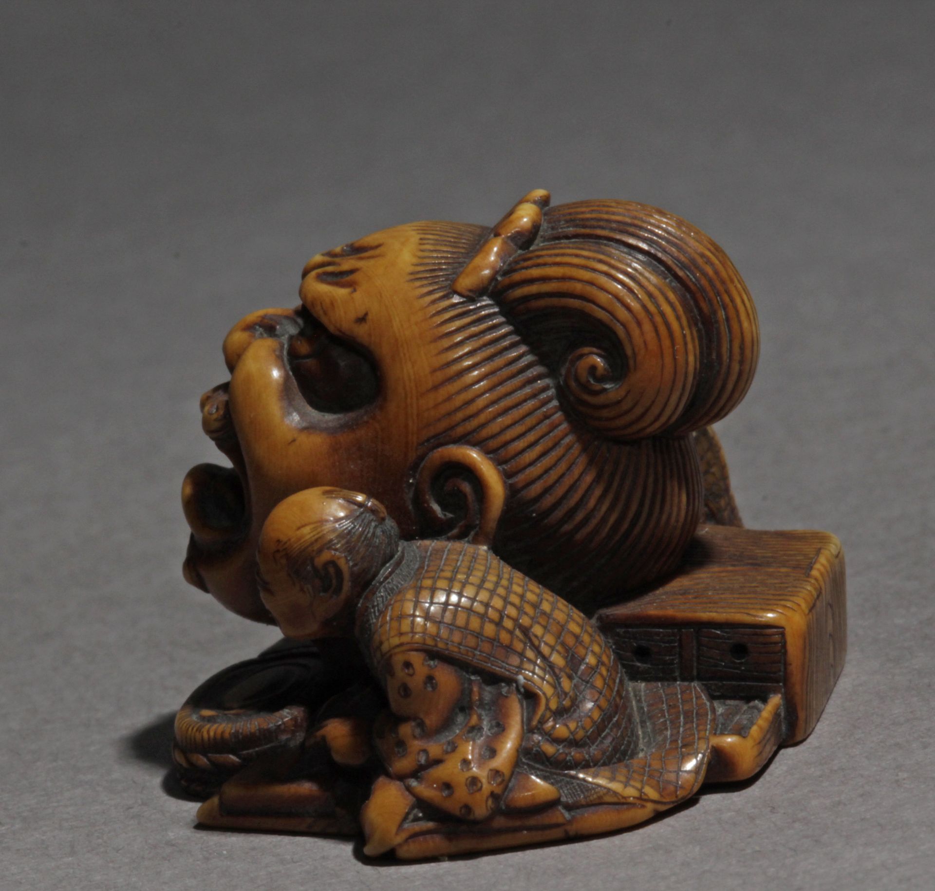 A Japanese netsuke from Edo period circa 1830-1870 - Image 3 of 8