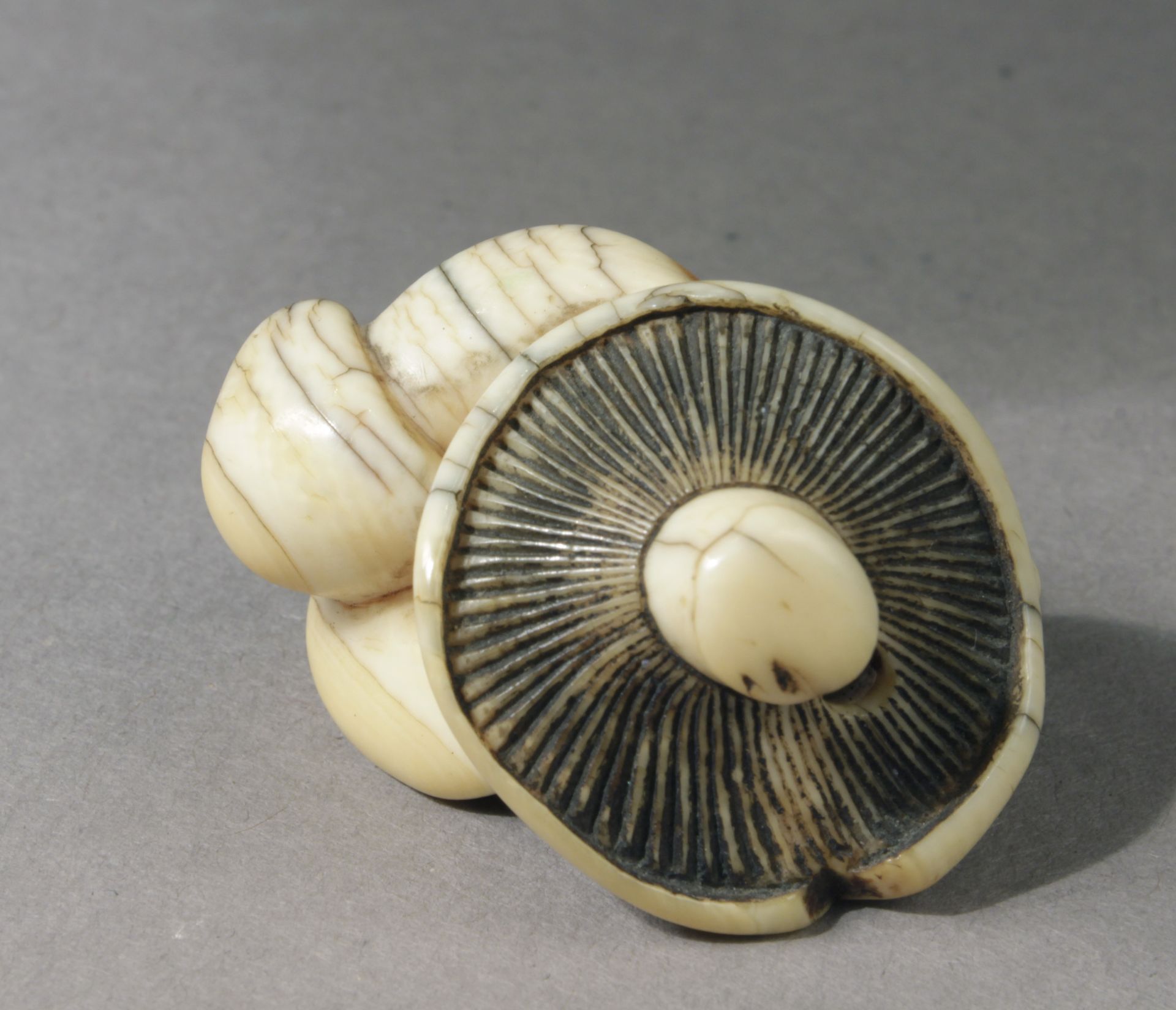 A Japanese netsuke from Edo period circa 1800 - Image 4 of 5