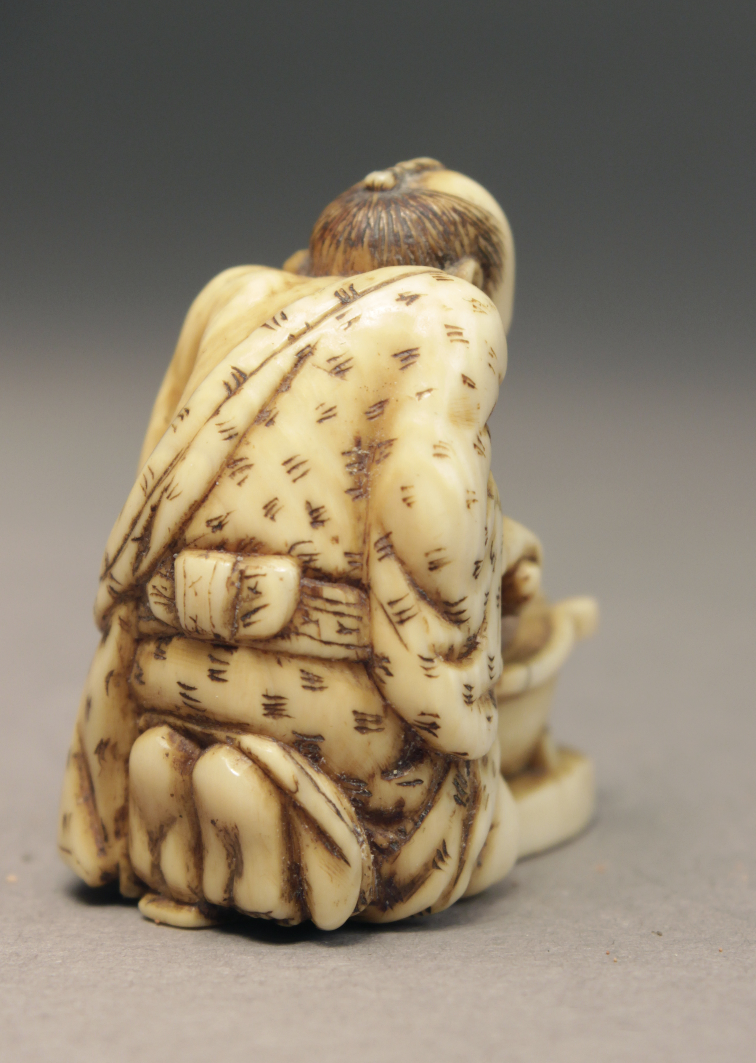 A mid 19th century Japanese netsuke from Edo period. Signed Tomochika - Image 3 of 6