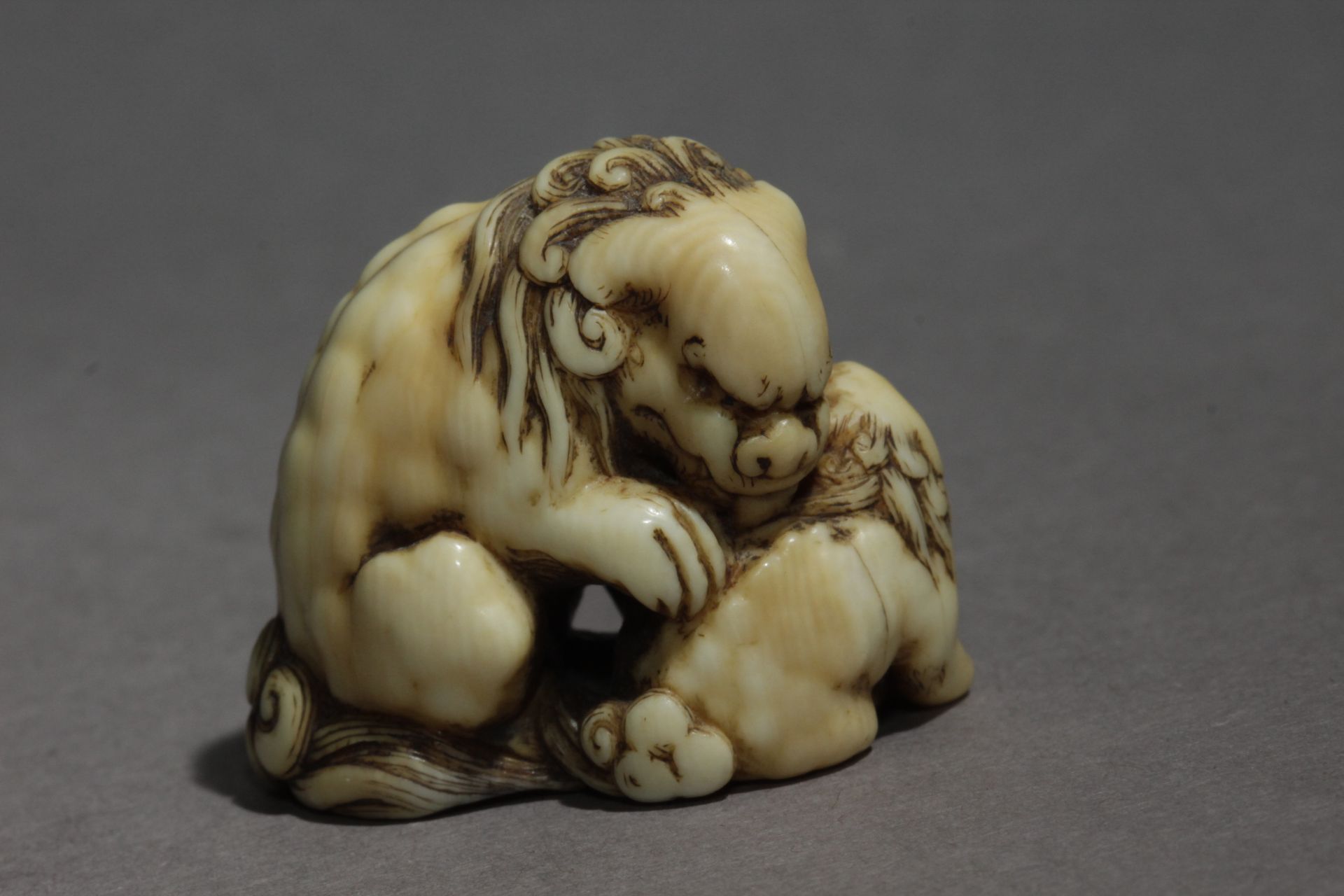 An early 19th century Japanese netsuke from Edo period, Signed Tomochika - Image 3 of 7