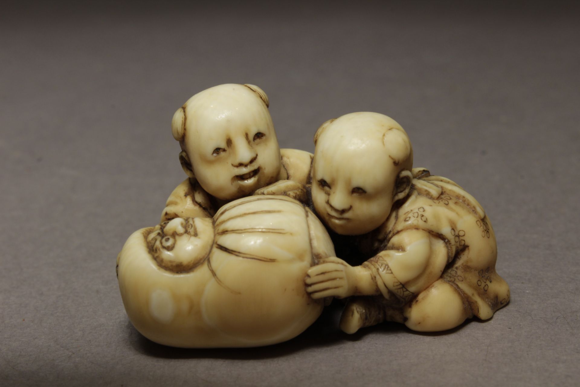 A Japanese netsuke from Edo period, Tokio,1820-1880. Signed Hikaku