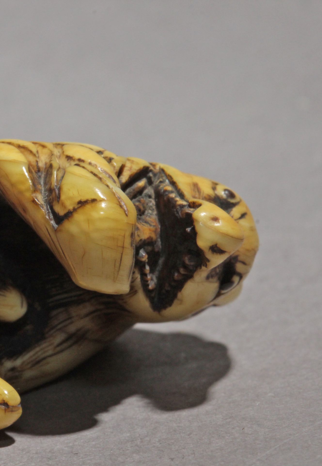 A mid 18th century Japanese netsuke from Edo period - Image 7 of 7