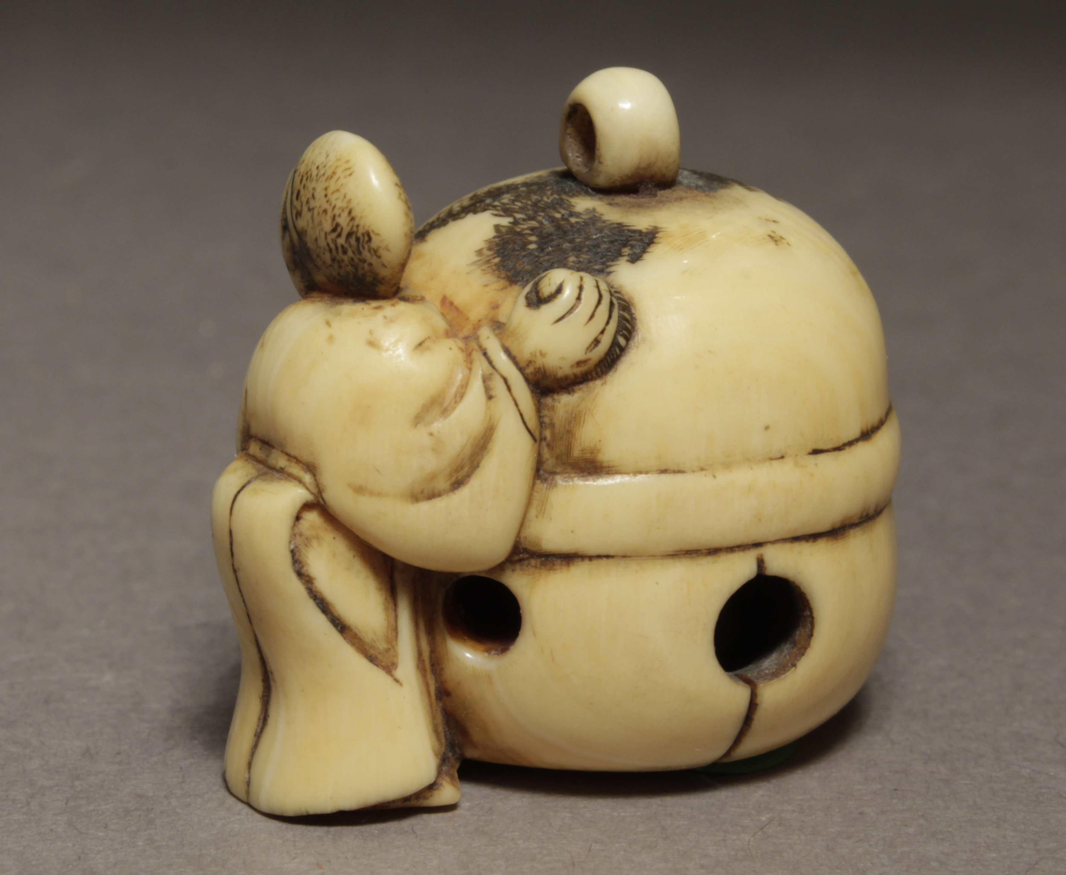 A Japanese netsuke from Edo period circa 1830-1870. Signed Hidemasa Shu O Sai - Image 4 of 5